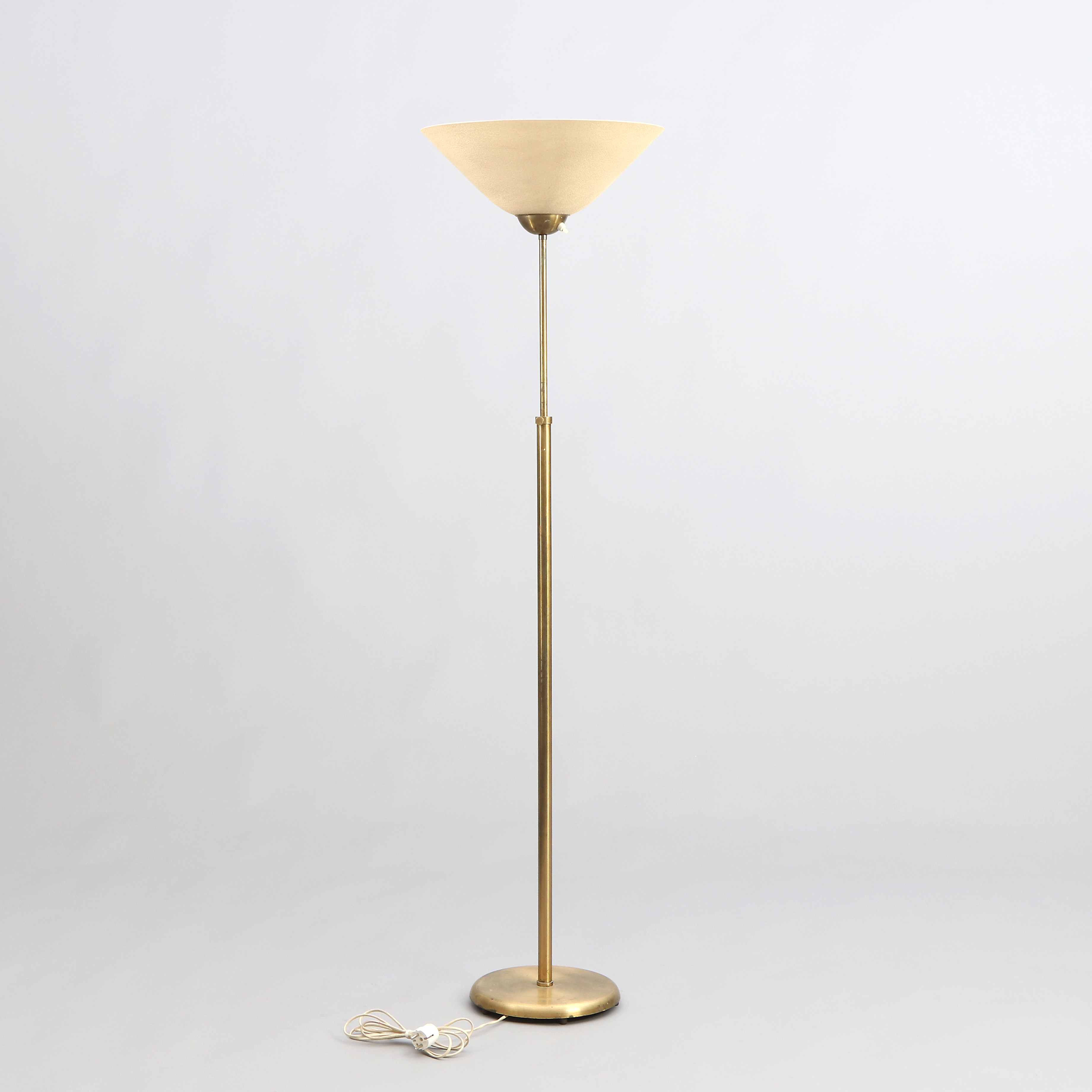 GOLVLAMPA. Mässing, metallskärm med krymplack. 1900-talets mitt.