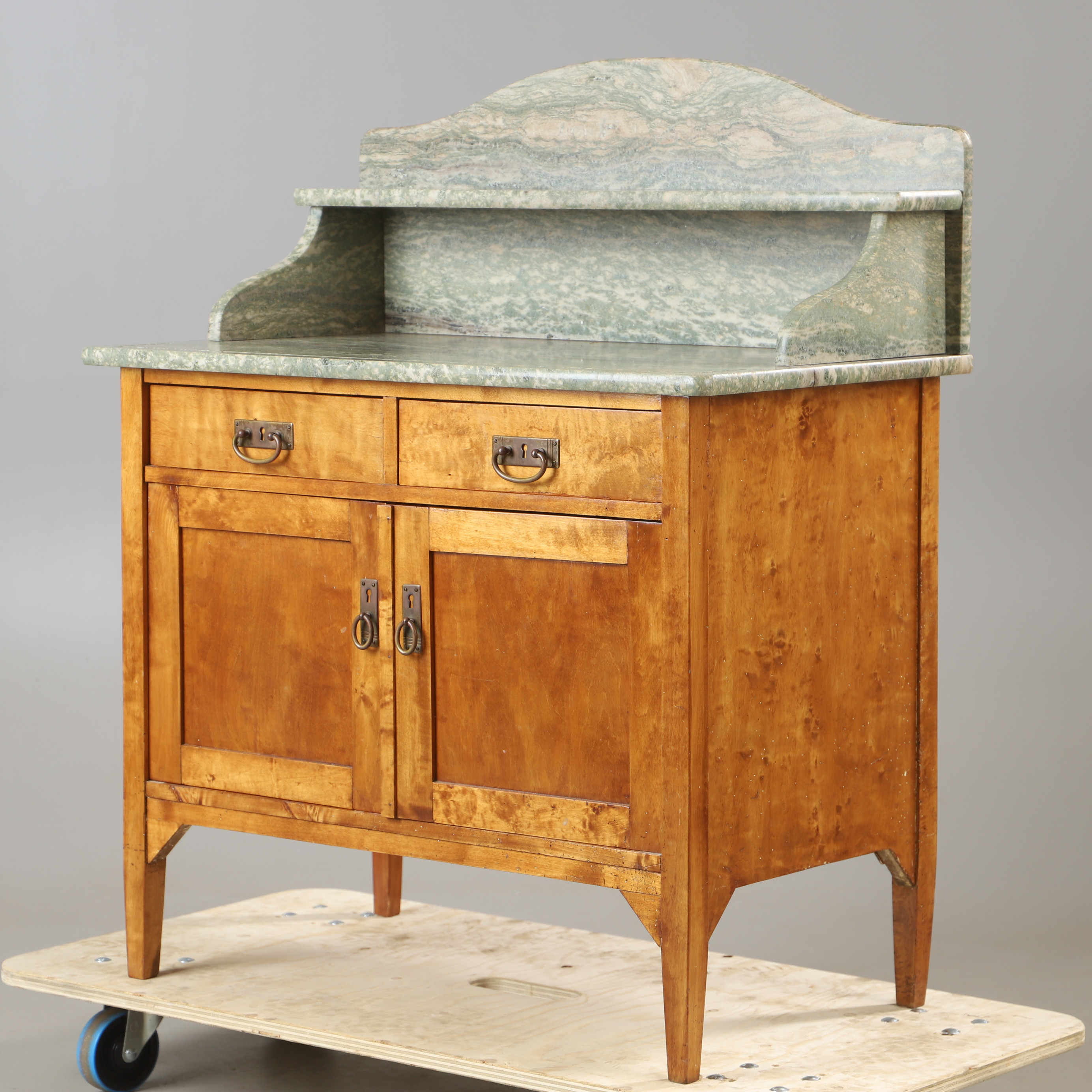 KOMMOD, kolmårdsmarmor, 1900-talets första hälft.