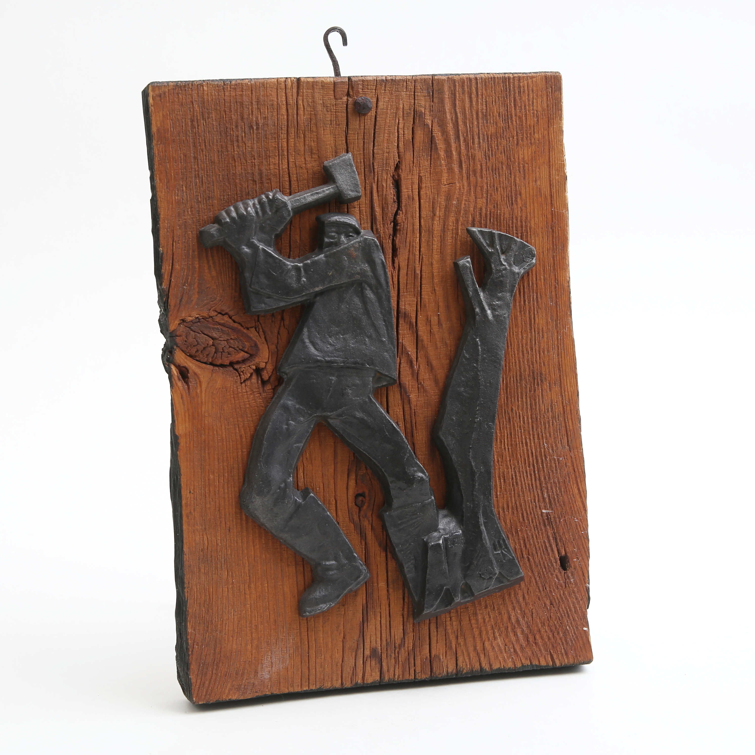 EUGEN KASK. Väggrelief, gjutjärn på träplatta, monogramsignerad.