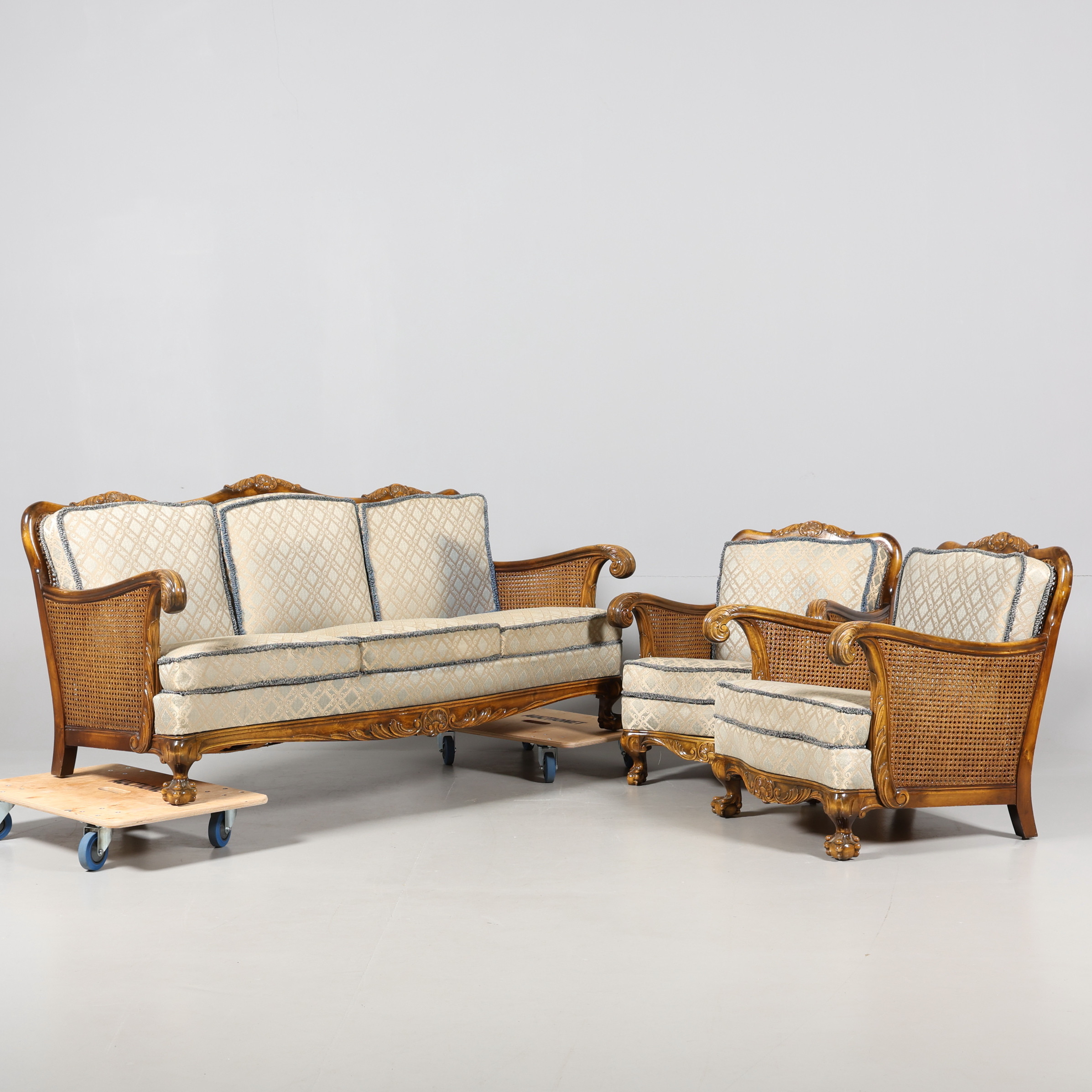 SITTGRUPP, 3 delar, Chippendale-stil, "Claw and ball", 1900-tal.