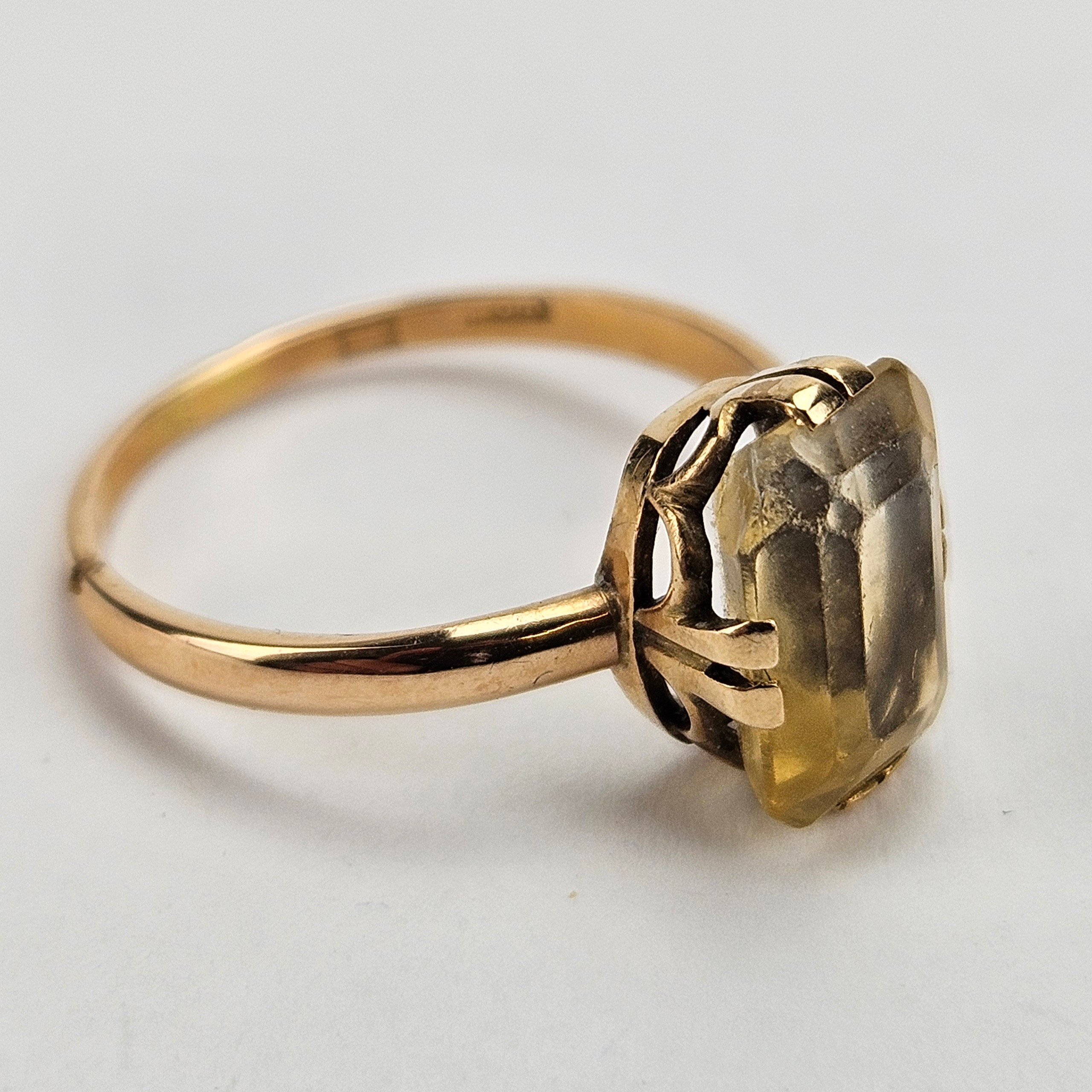 RING, guld, 18K, med slipad sten, total vikt ca. 2,4 gram.