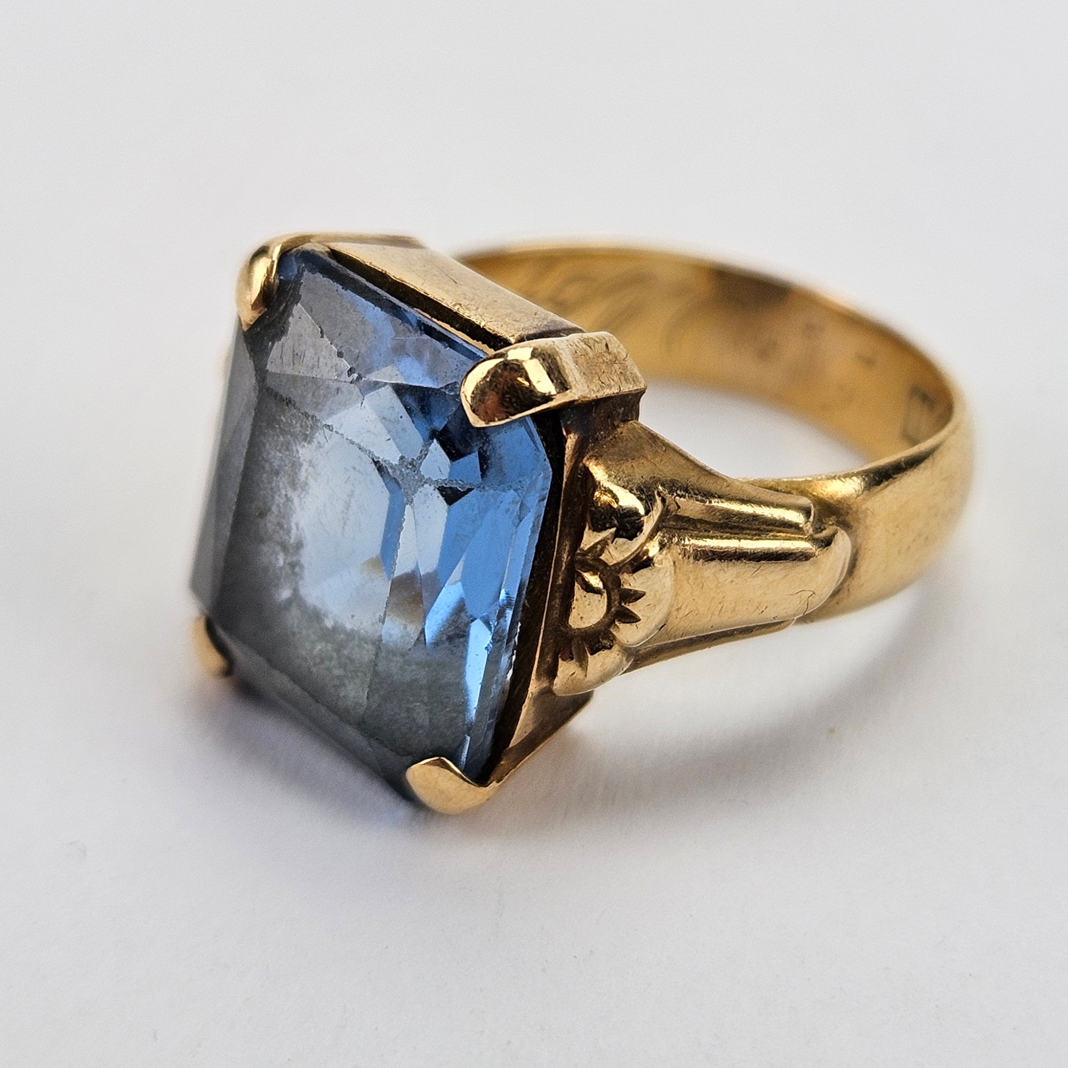 KLACKRING, guld, 18K, med slipad sten, total vikt ca. 6,1 gram.