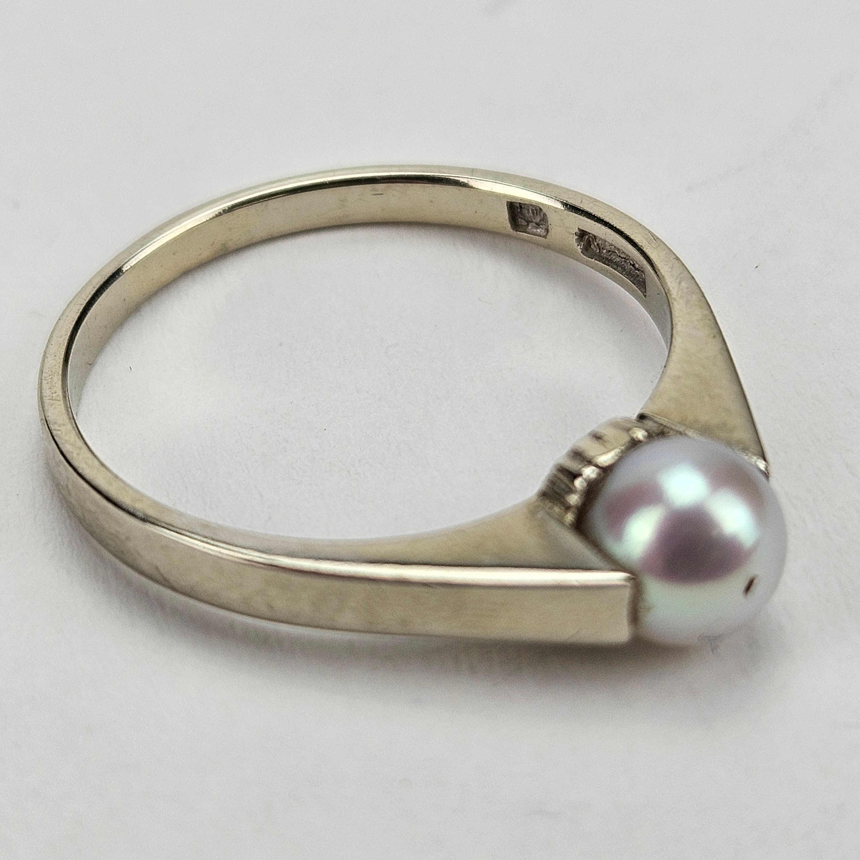 RING, vitguld, 18K, med pärla, sannolikt skalpärla, total vikt ca. 1,9 gram.
