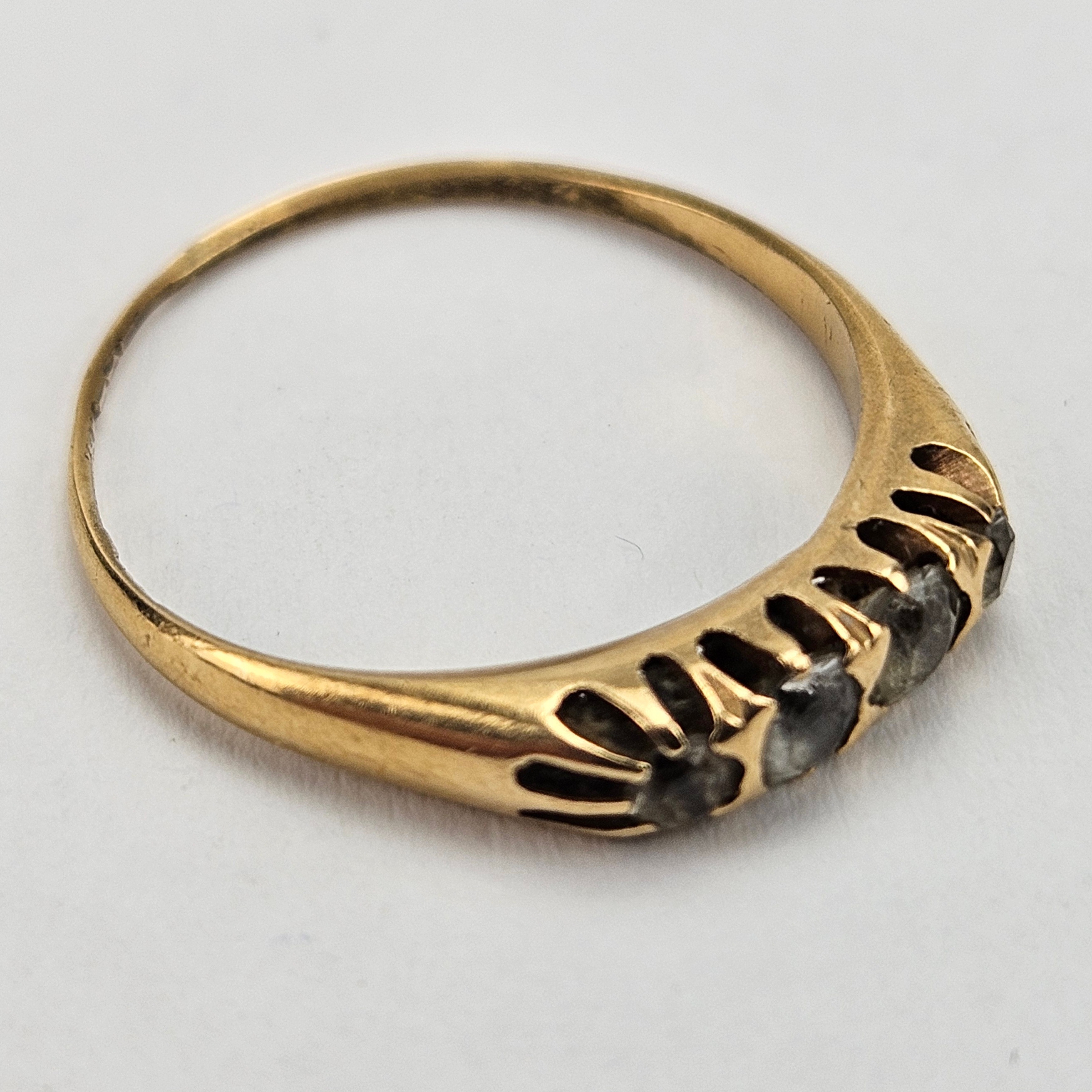 RING, guld, 18K, med syntetiska stenar, total vikt ca. 1,3 gram.