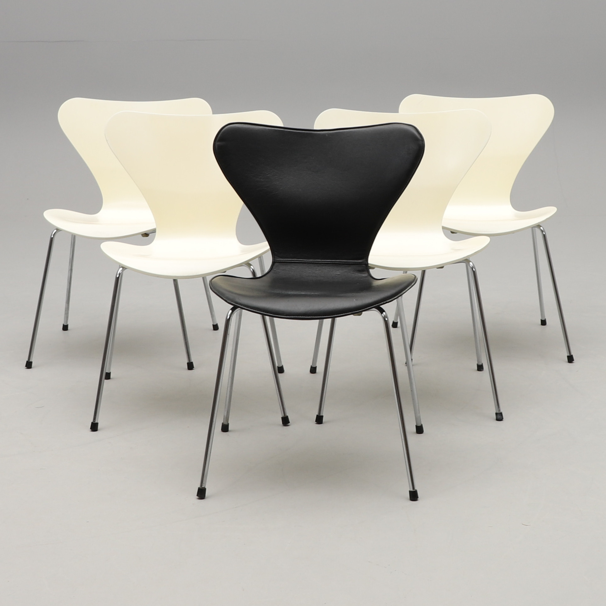 ARNE JACOBSEN. STOLAR, 5 st, "Sjuan", Fritz Hansen, 1987.