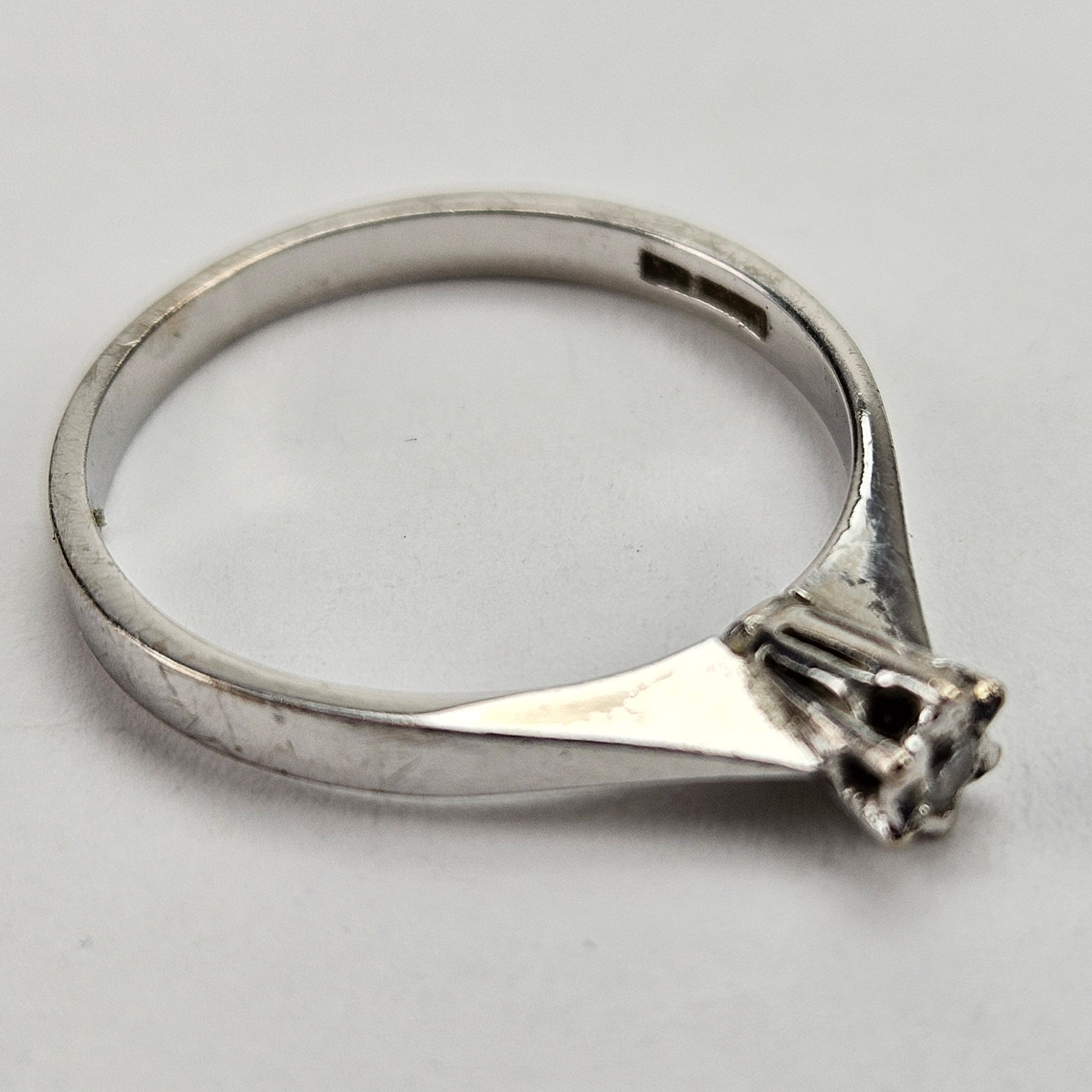 ENSTENSRING, vitguld, 18K, med slipad diamant, ca. 0,02 ct, total vikt ca. 1,7 gram.