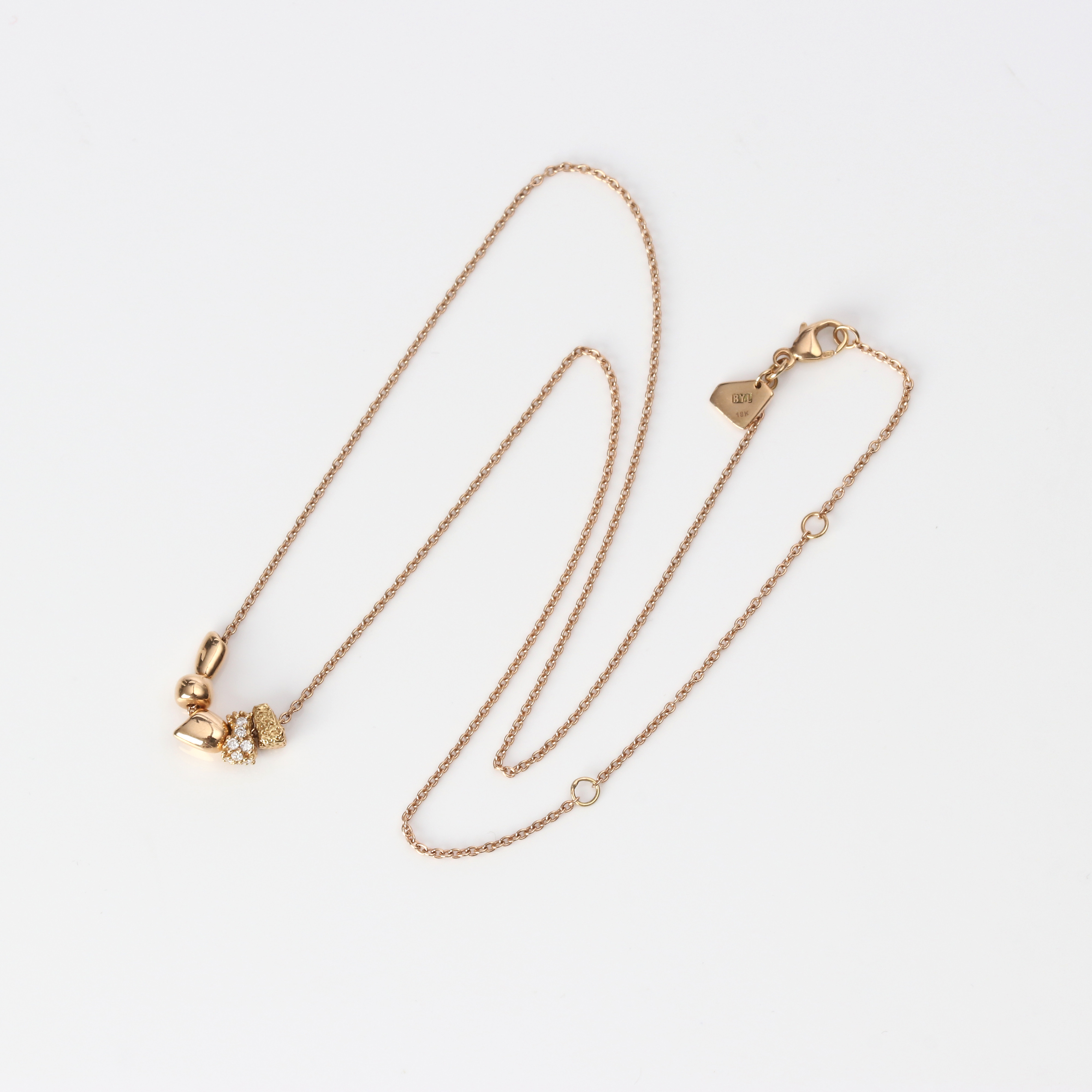 BY LENNARTSDOTTER, HALSBAND "STENKUSTEN". 18k guld med små briljantslipade diamanter, totalvikt ca 5,5 gram.