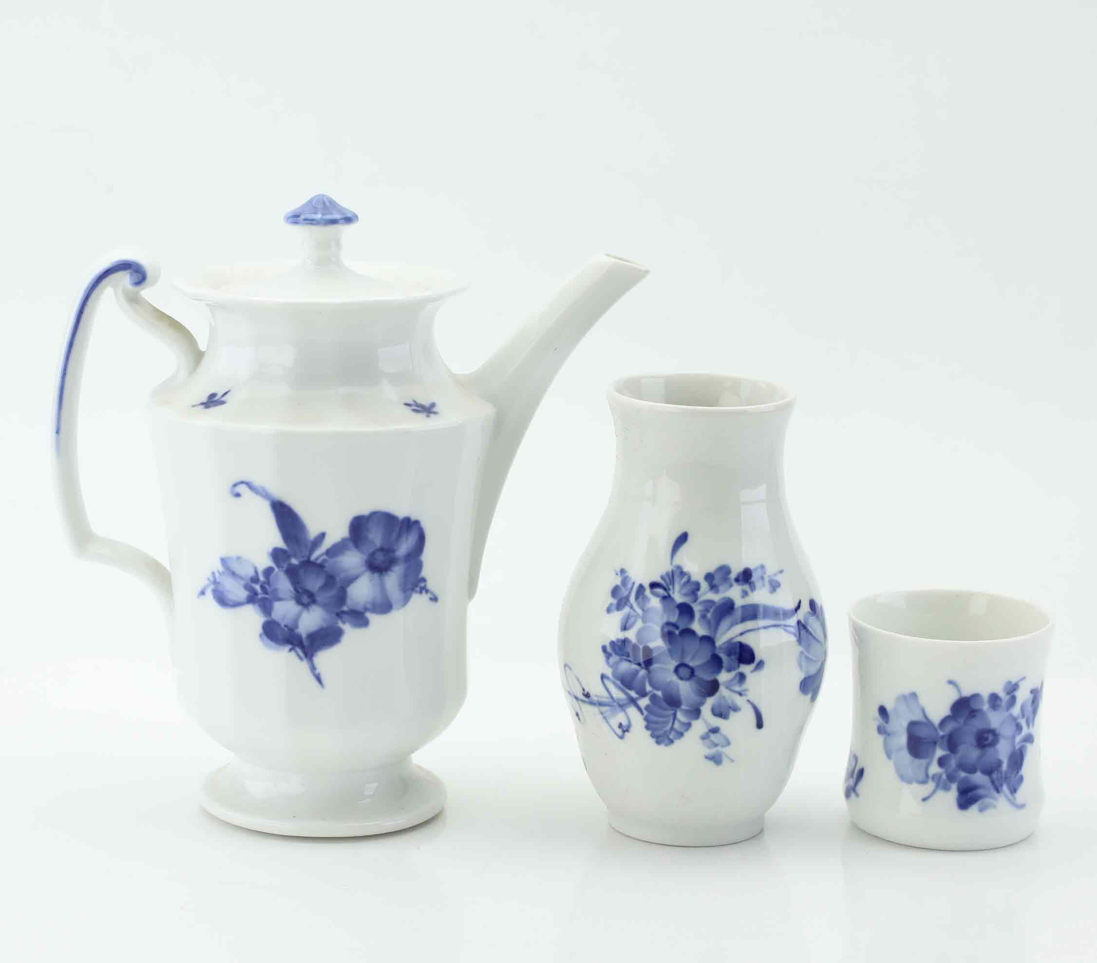 ROYAL COPENHAGEN. kaffekanna, vaser, porslin, Blå Blomst, Danmark, 1900-tal.
