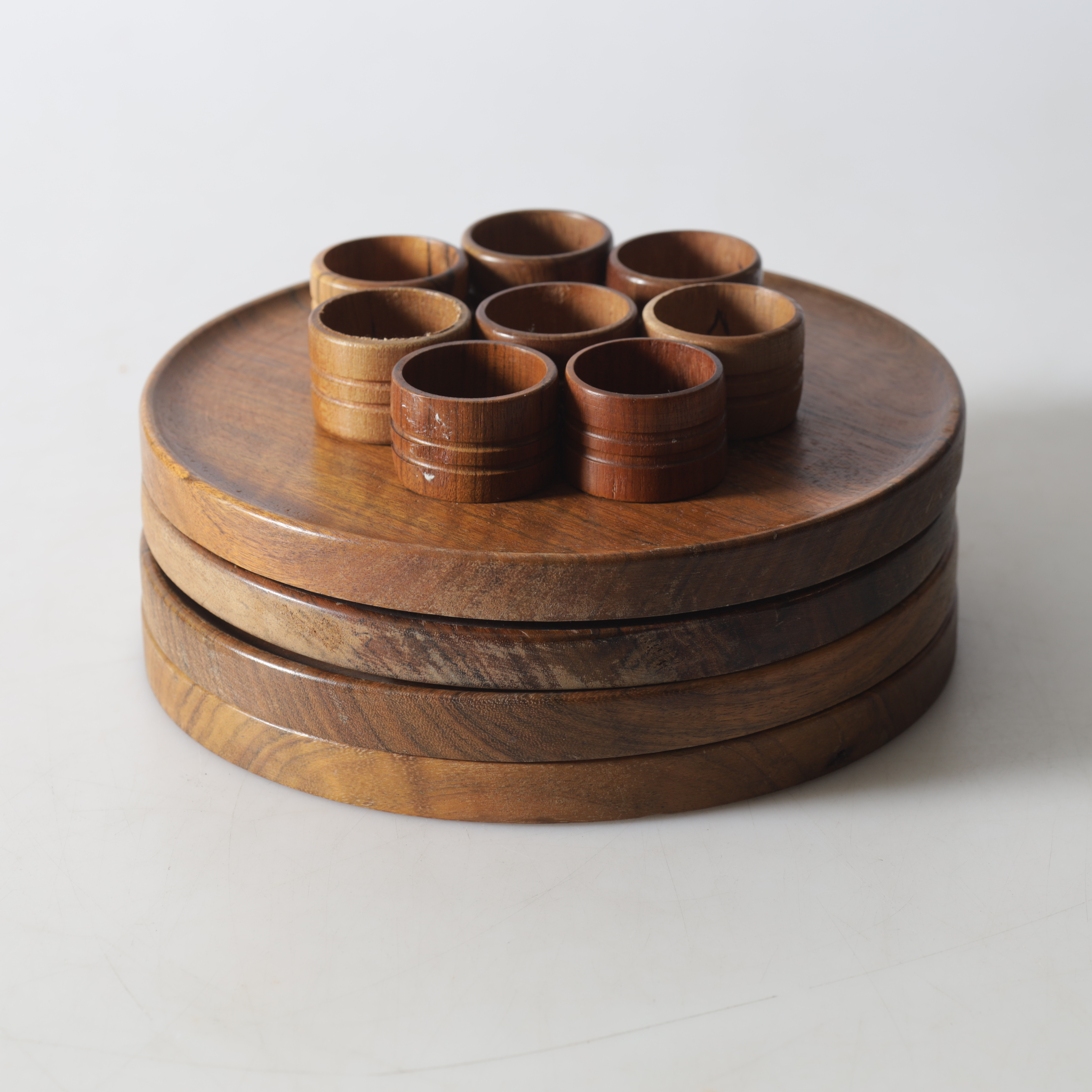 TALLRIKAR & SERVETTRINGAR, 12 delar, trä, 1900-/2000-tal.