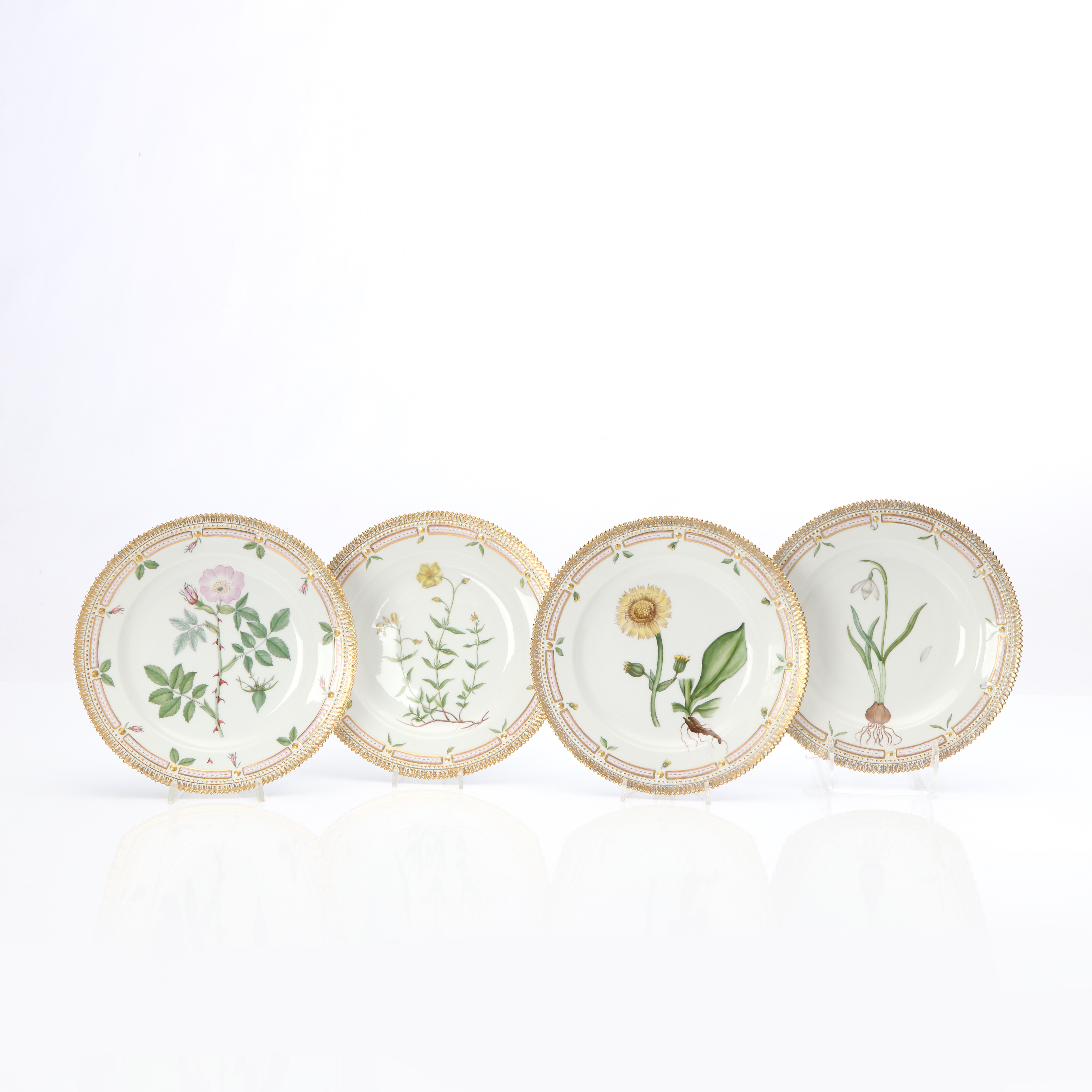 FLORA DANICA, TALLRIKAR, 4 ST, FLORA DANICA, Porslin med polykrom samt förgylld dekor. Royal Copenhagen, nr 20 3549.