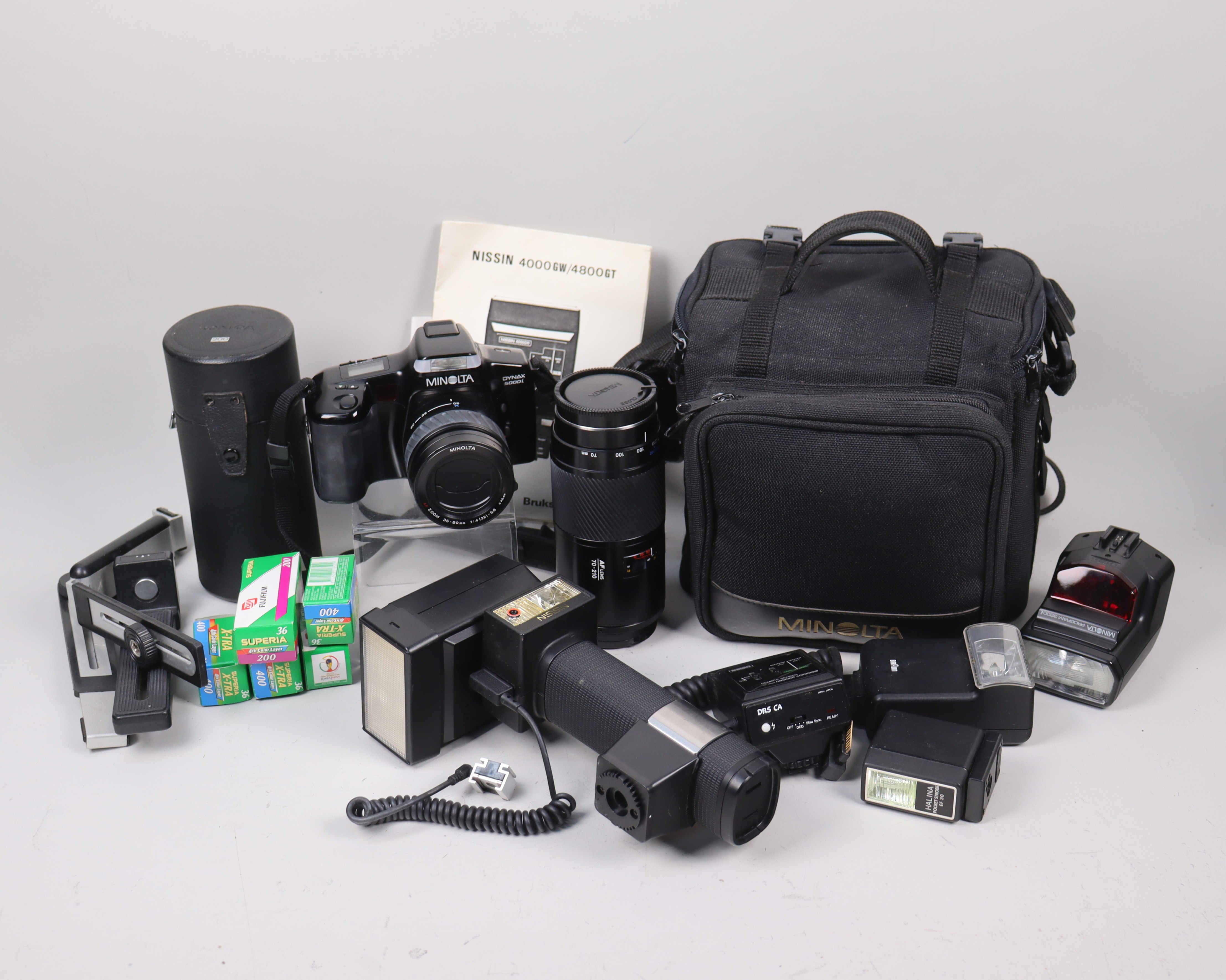 KAMERAUTRUSTNING, Minolta Dynax 5000L, diverse objektiv, blixtar mm.