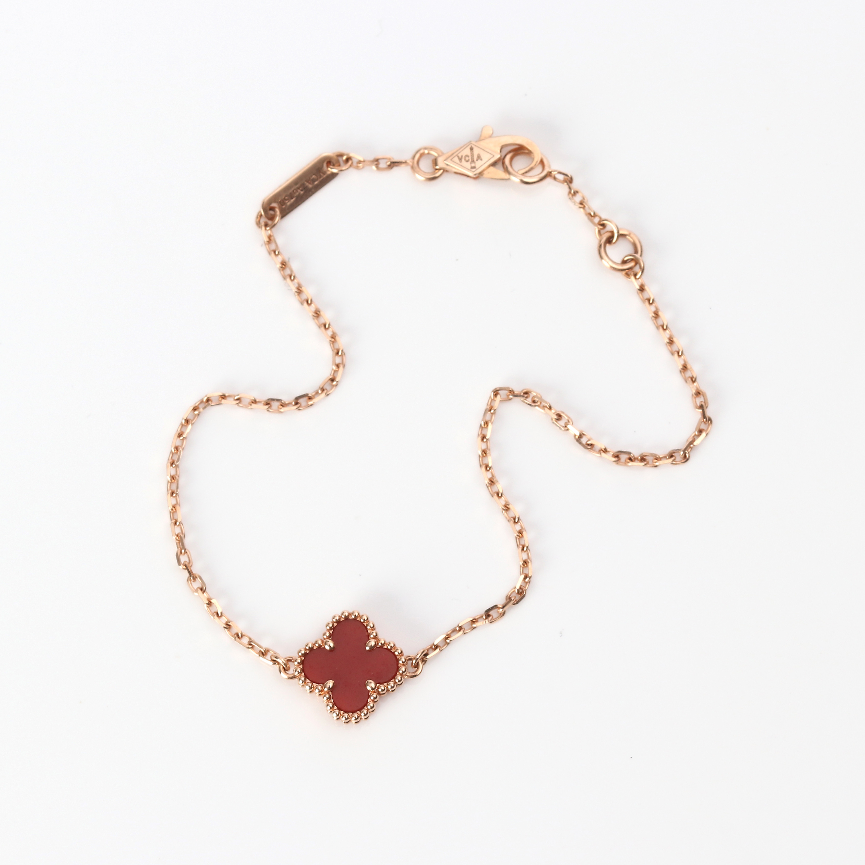 VAN CLEEF & ARPELS, ARMBAND "SWEET ALHAMBRA". 18k roséguld med karneol.
