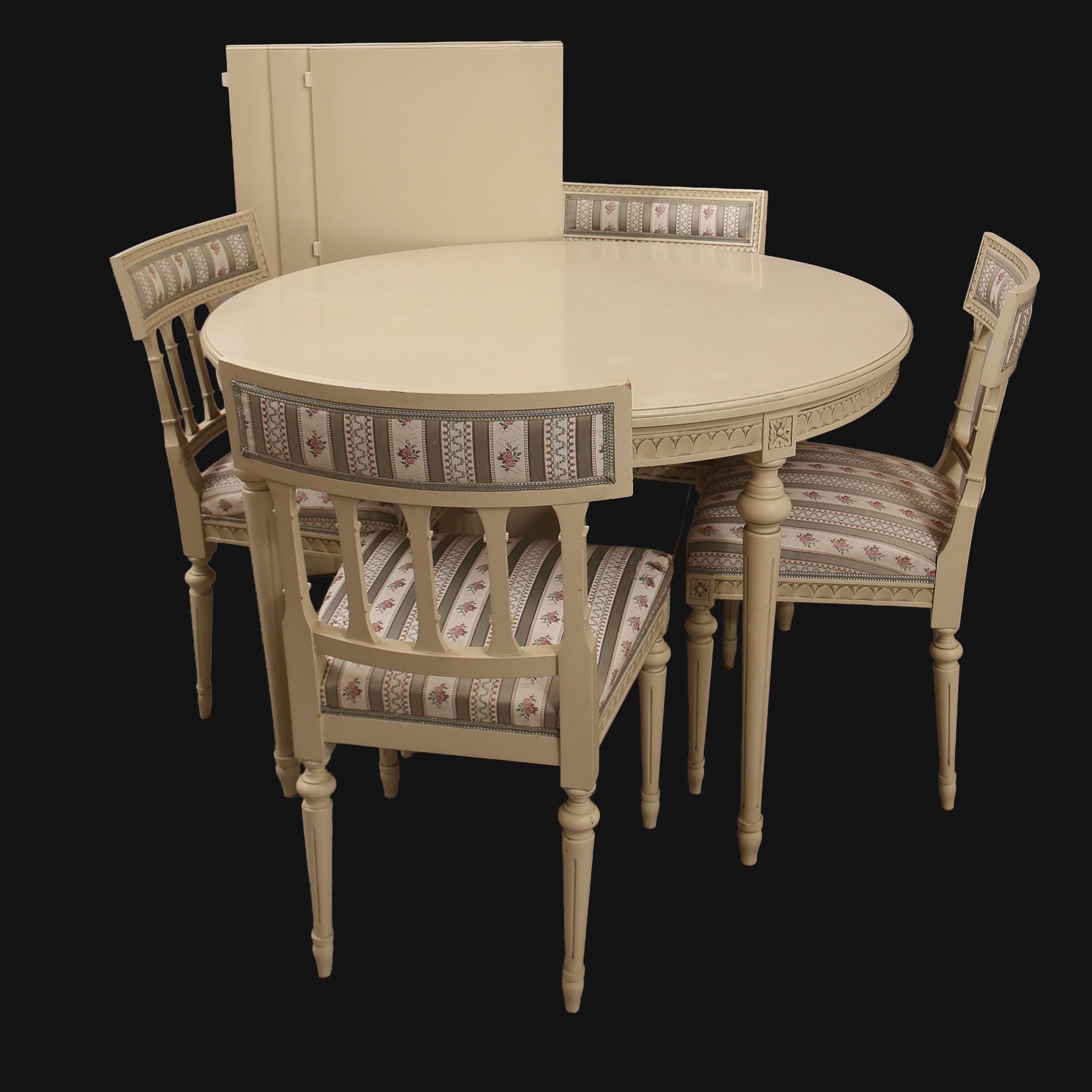 MATBORD, Gustaviansk stil, 4 stolar, 1900-talets tredje fjärdedel, tre iläggsskivor.