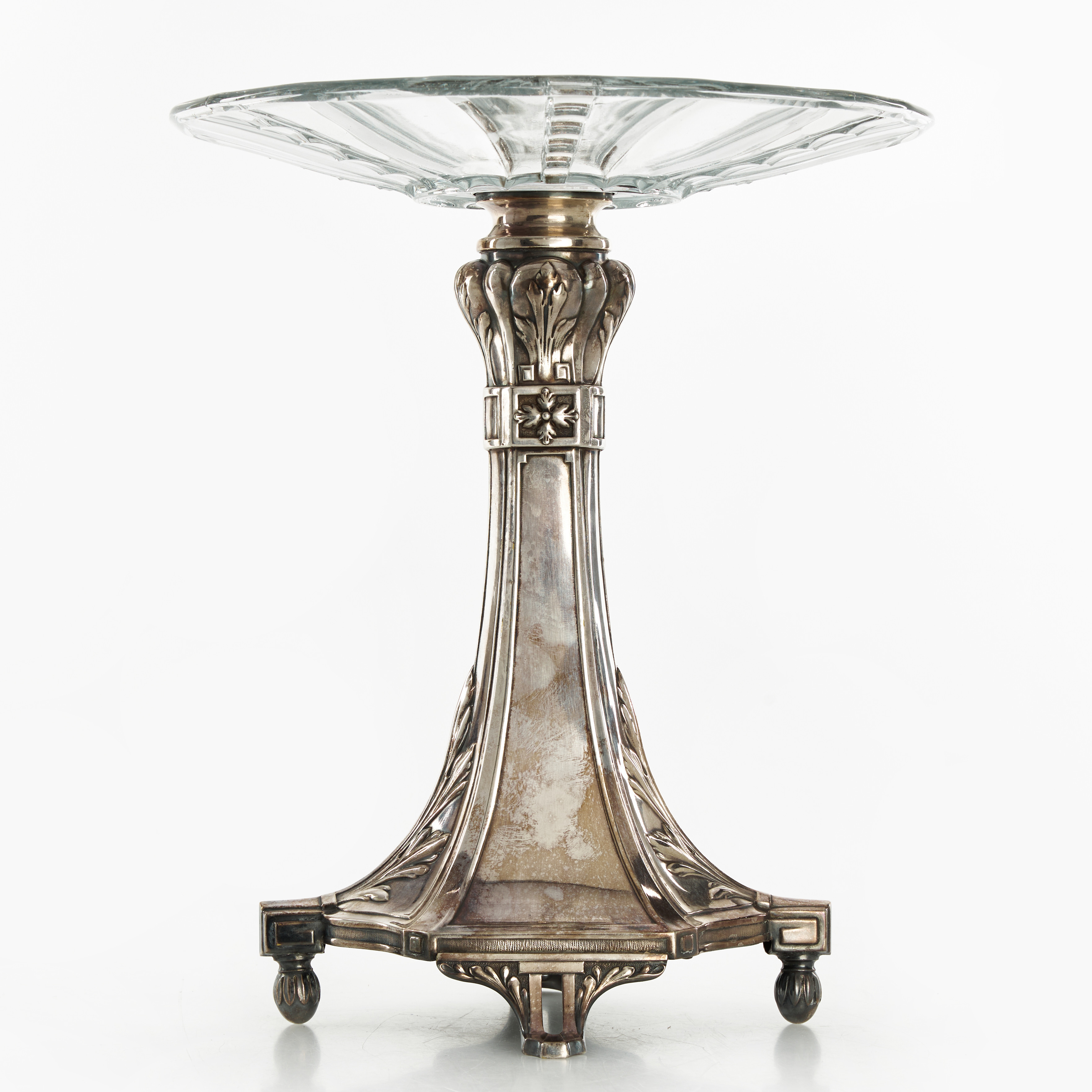 SERVERINGSFAT, fot i nysilver, fat i gjutet klarglas, omkring åt 1900. Jugend.