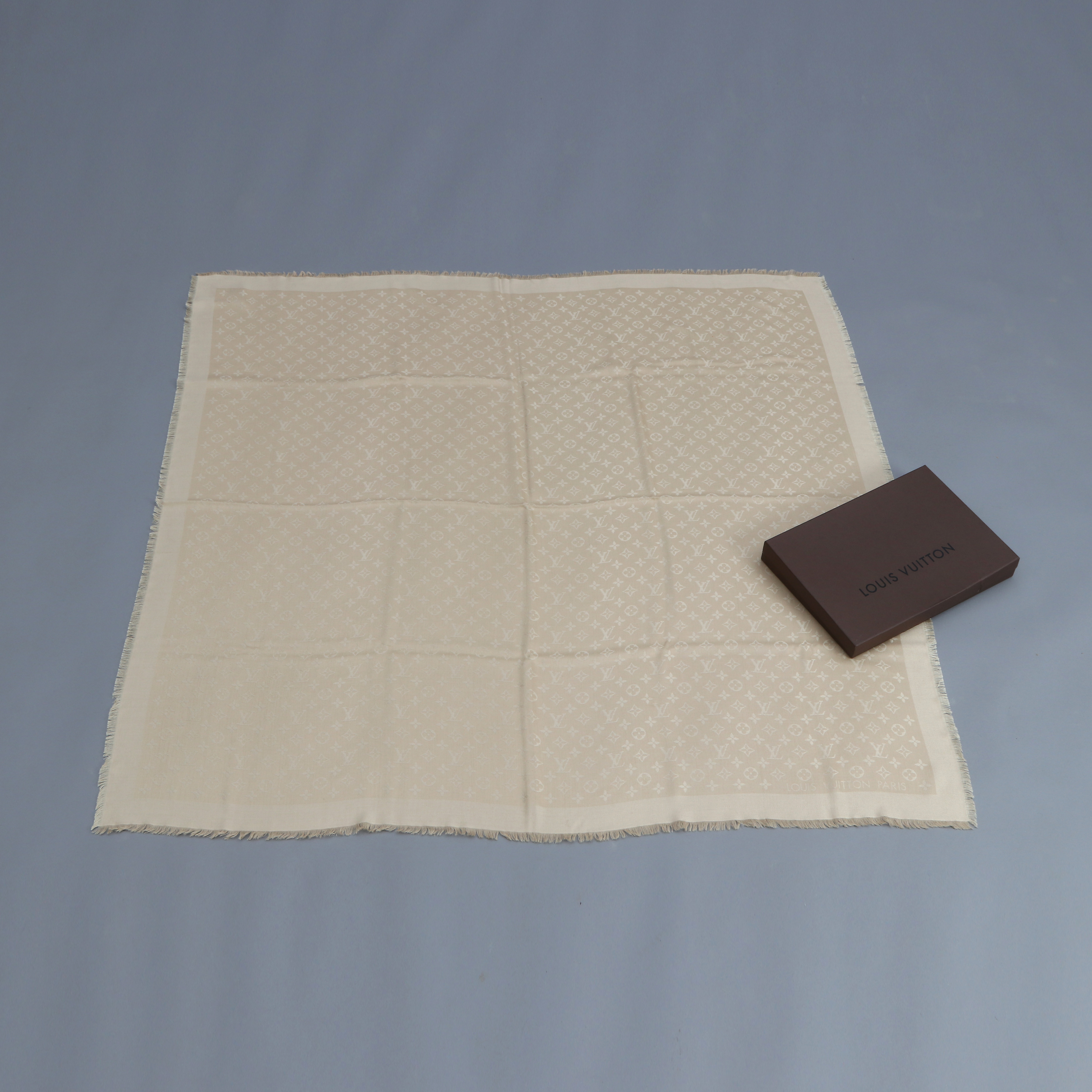 LOUIS VUITTON, "MONOGRAM CLASSIC SHAWL". Ljusbeige siden och ull med monogrammönster.