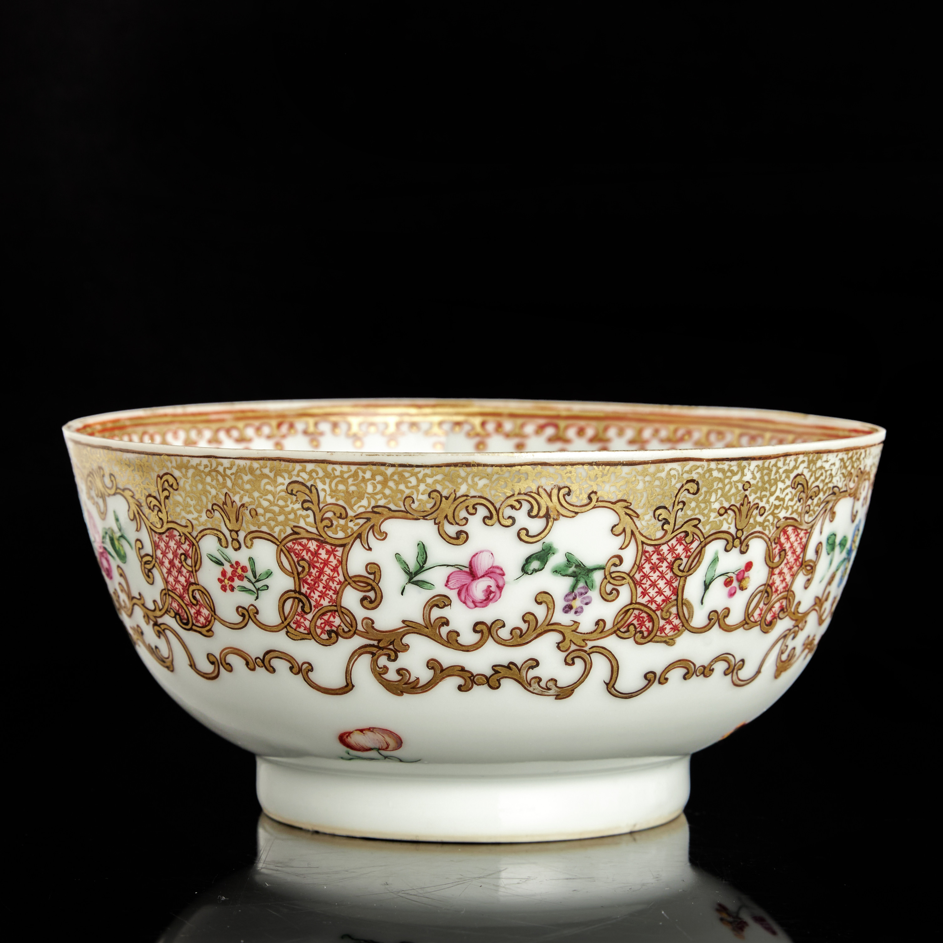SKÅL, porslin, Kina, famille rose, dekor av blomster samt bård i guld, Qianlong, sent 1700-tal.