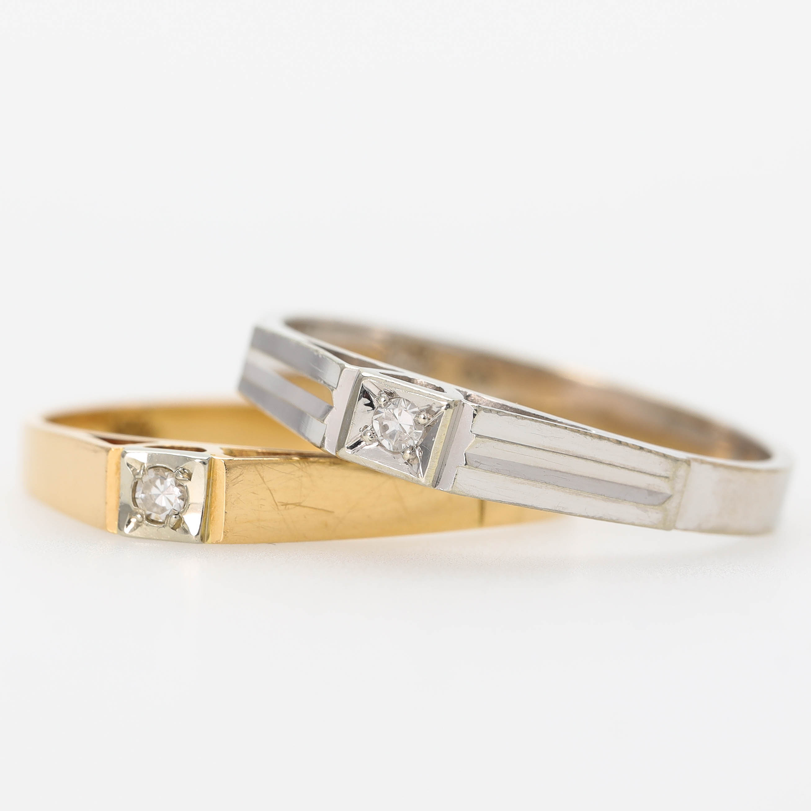 RINGAR, 2 st, 18 k guld samt vitguld, åttkantslipade diamanter, importstämplar.