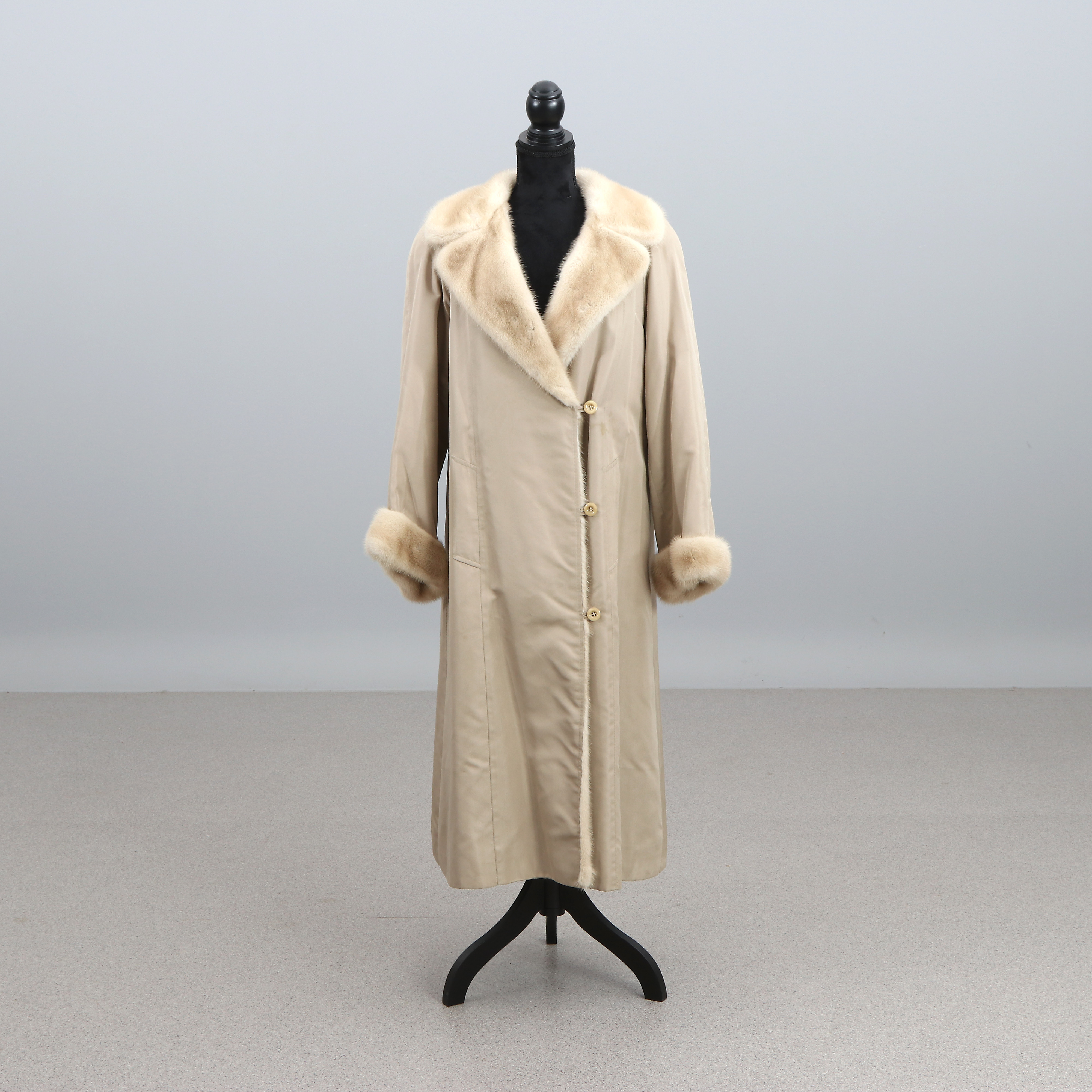 KAPPA MED PÄLSFODER. Beige kappa fodrad i ljus mink.