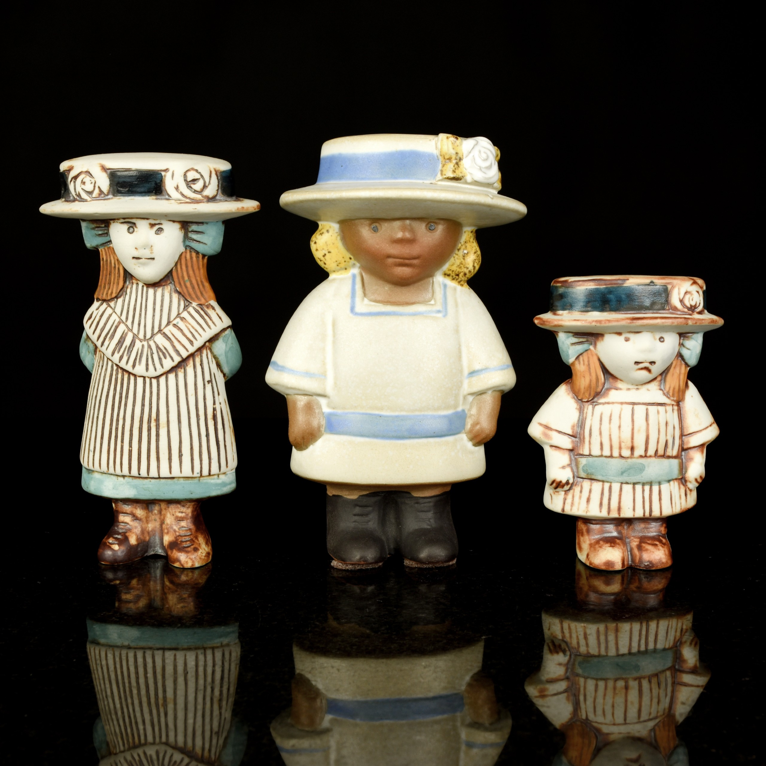 LISA LARSON. Figuriner "Flickor" Stengods, Gustavsberg (3st).