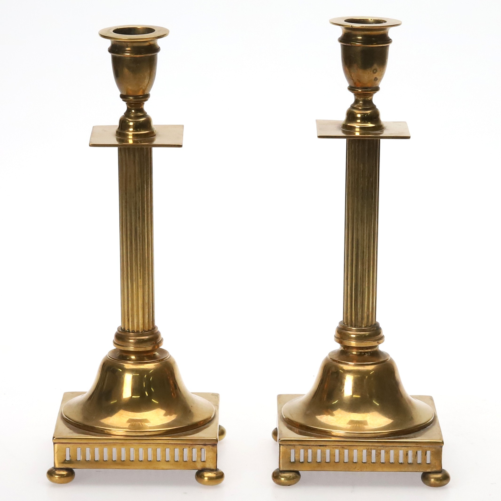 LJUSSTAKAR. Ett par. Mässing. Gustaviansk stil, 1900-tal.