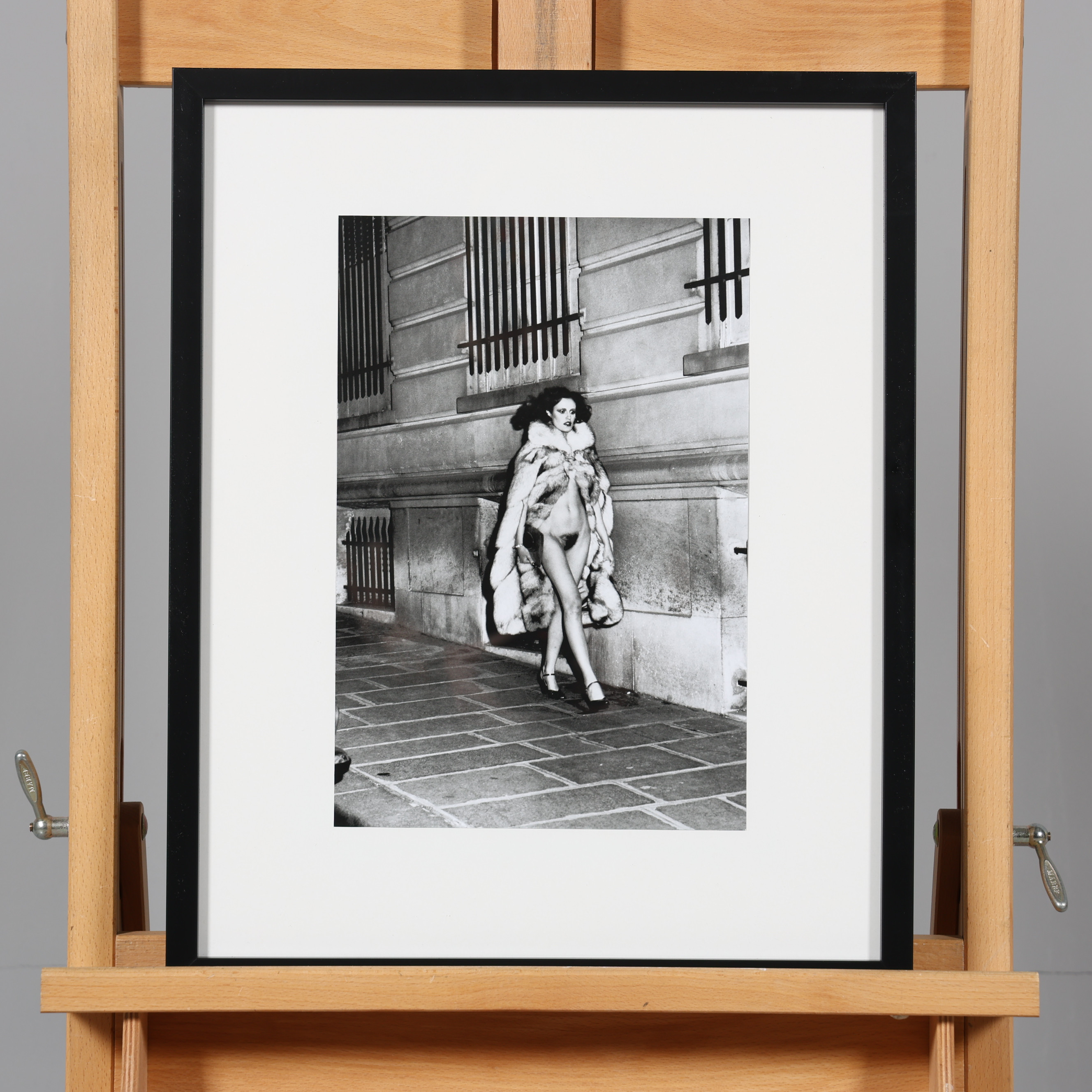 HELMUT NEWTON. EFTER. OFFSETTRYCK, "Laura, Avenue George V, Paris 1974".