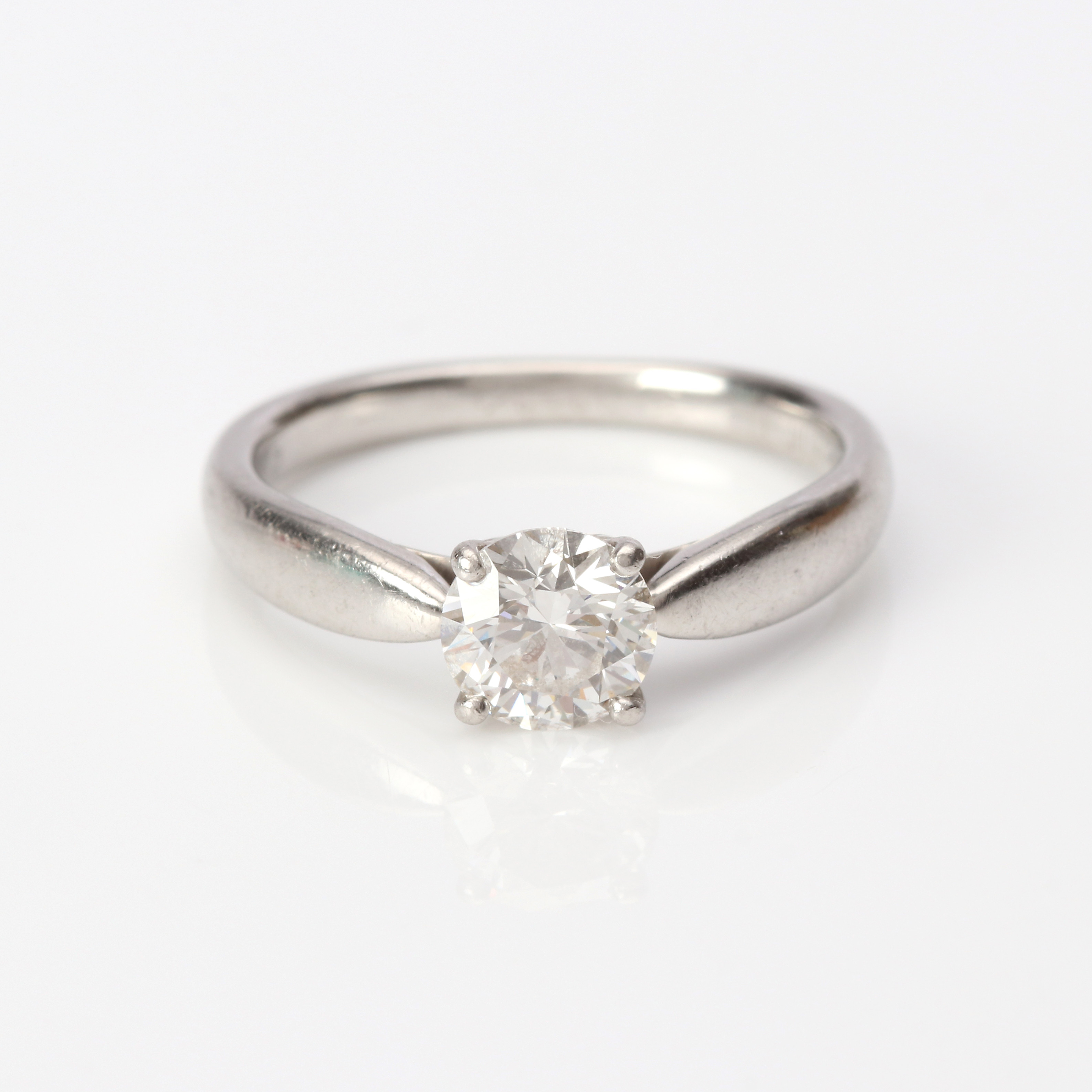 TIFFANY & CO, ENGAGEMENT RING. Platina med en briljantslipad naturlig diamant 0,73 ct, totalvikt ca 4,2 gram.
