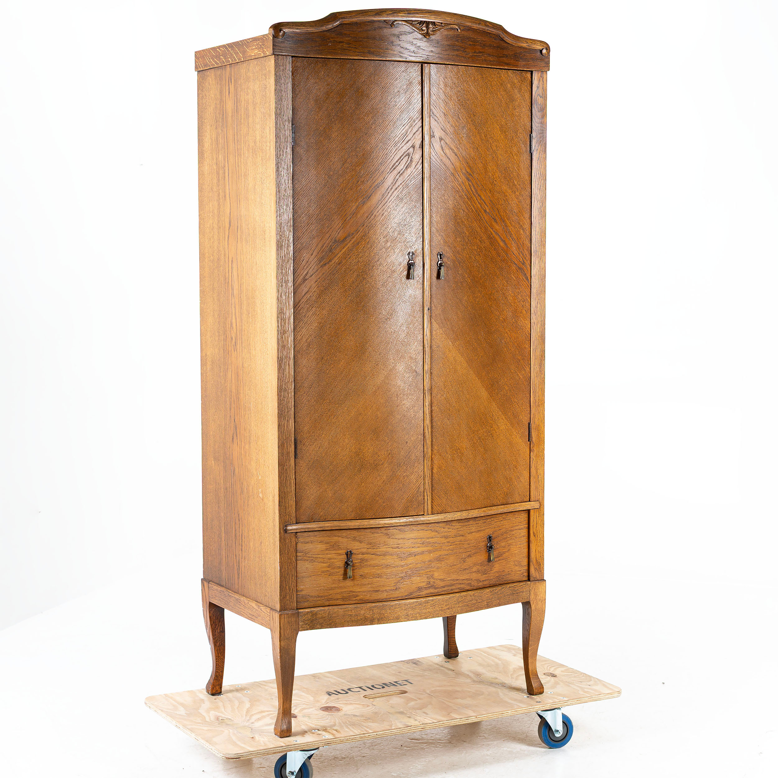 KLÄDSKÅP, ek, 1900-talets första hälft.