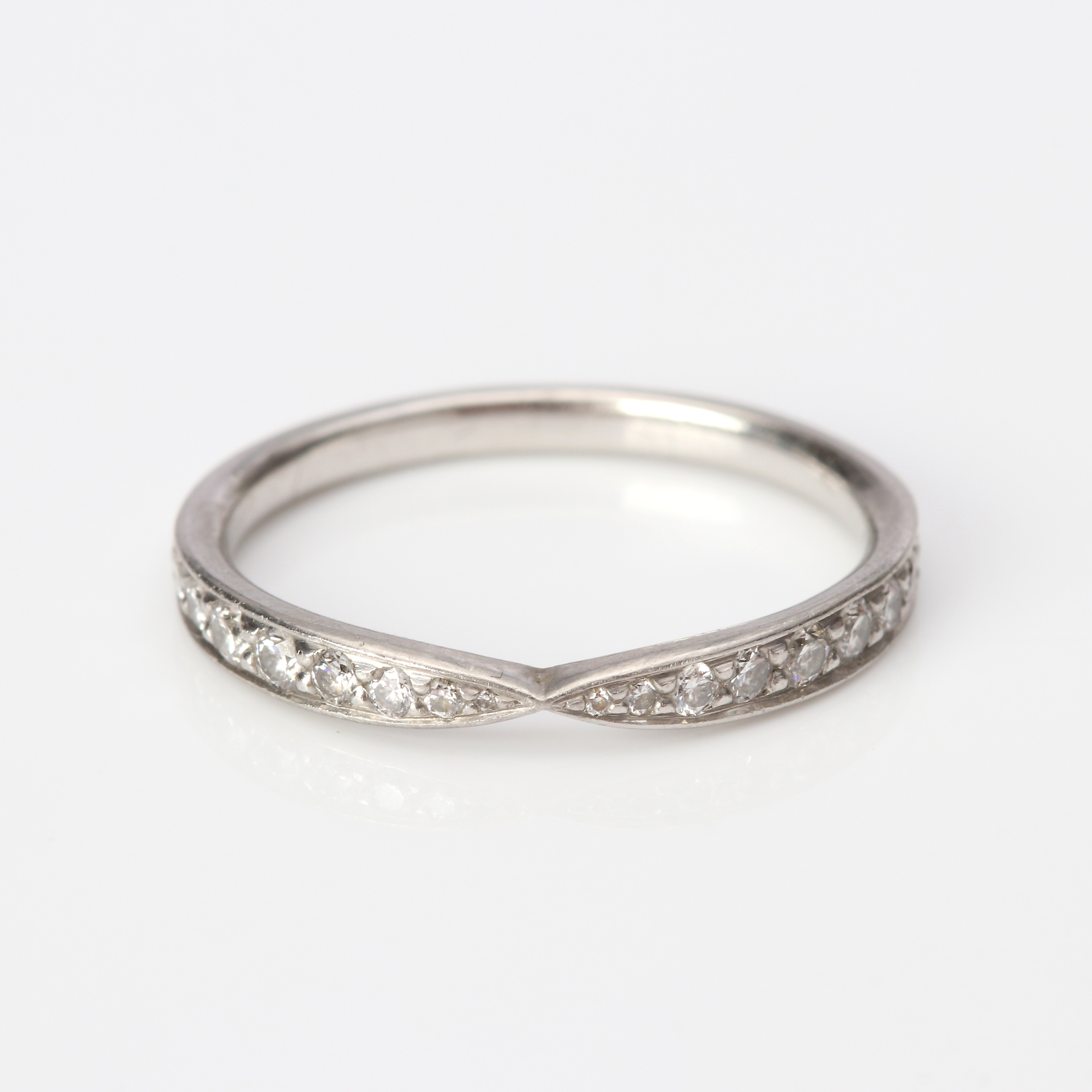 TIFFANY & CO, ALLIANSRING "HARMONY". Platina med briljantslipade diamanter, totalvikt ca 2,5 gram.
