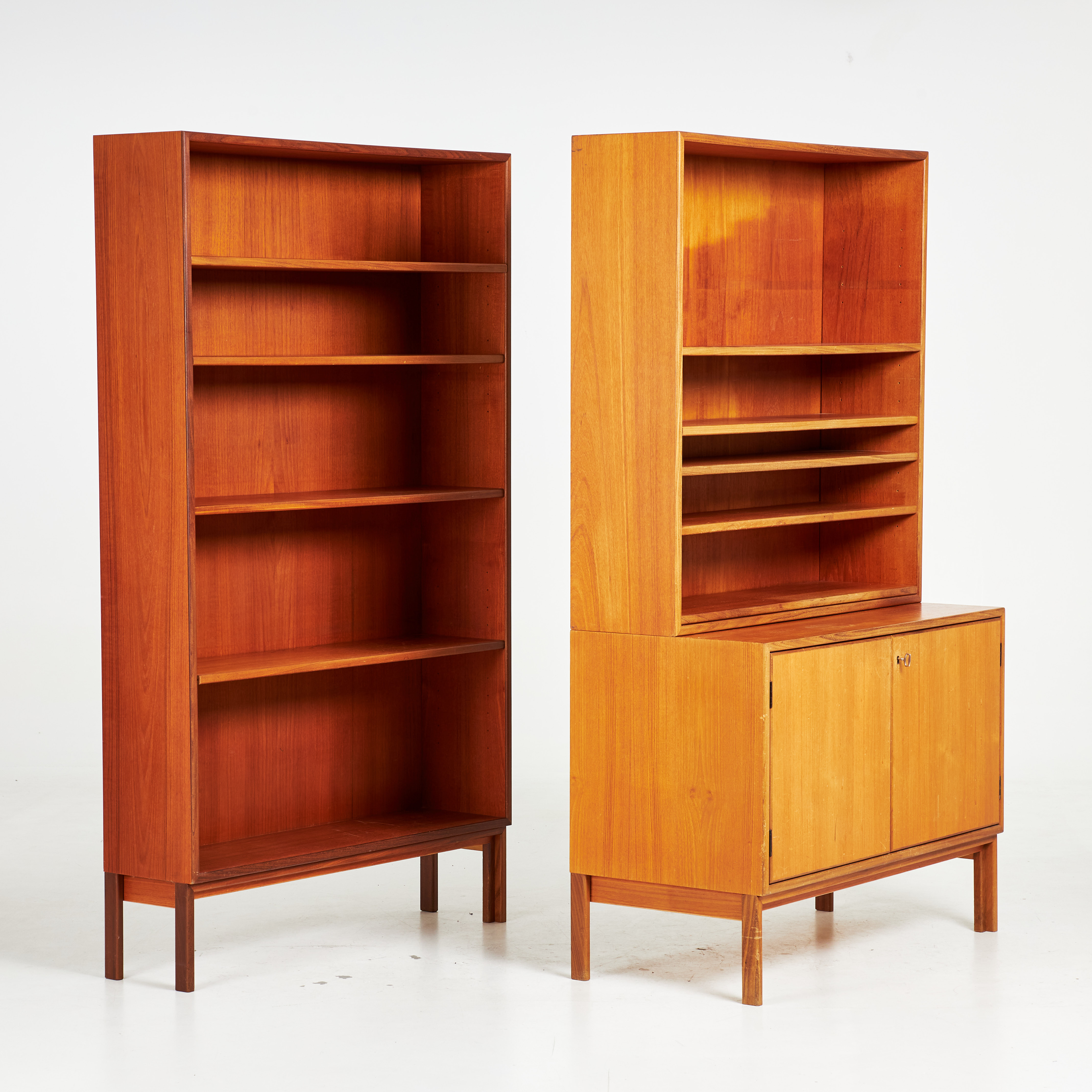 BOKHYLLA samt SKÅP, 1960-tal, teakfanér, flyttbara hylplan.
