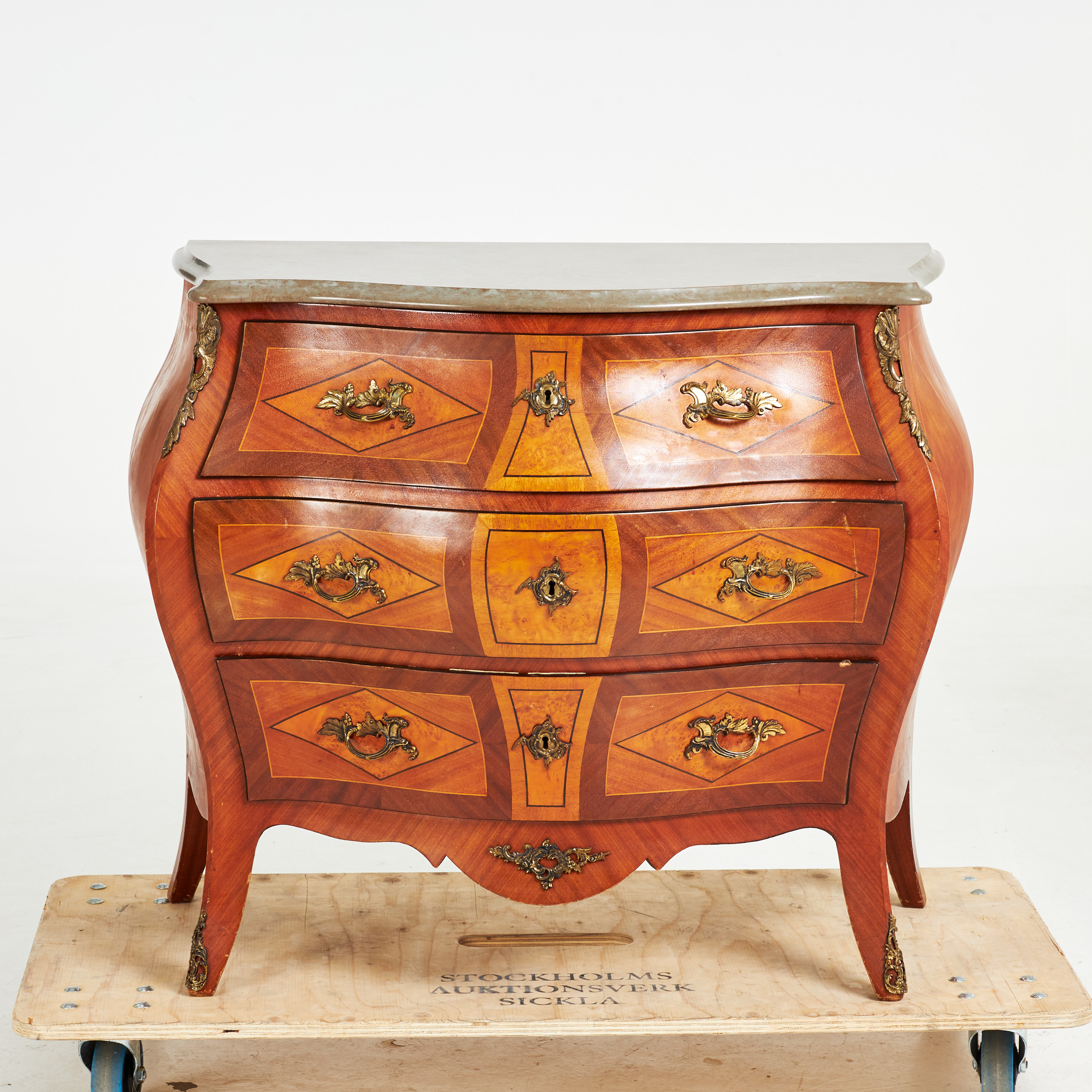 BYRÅ, rokokostil, 1900-talet andra hälft.