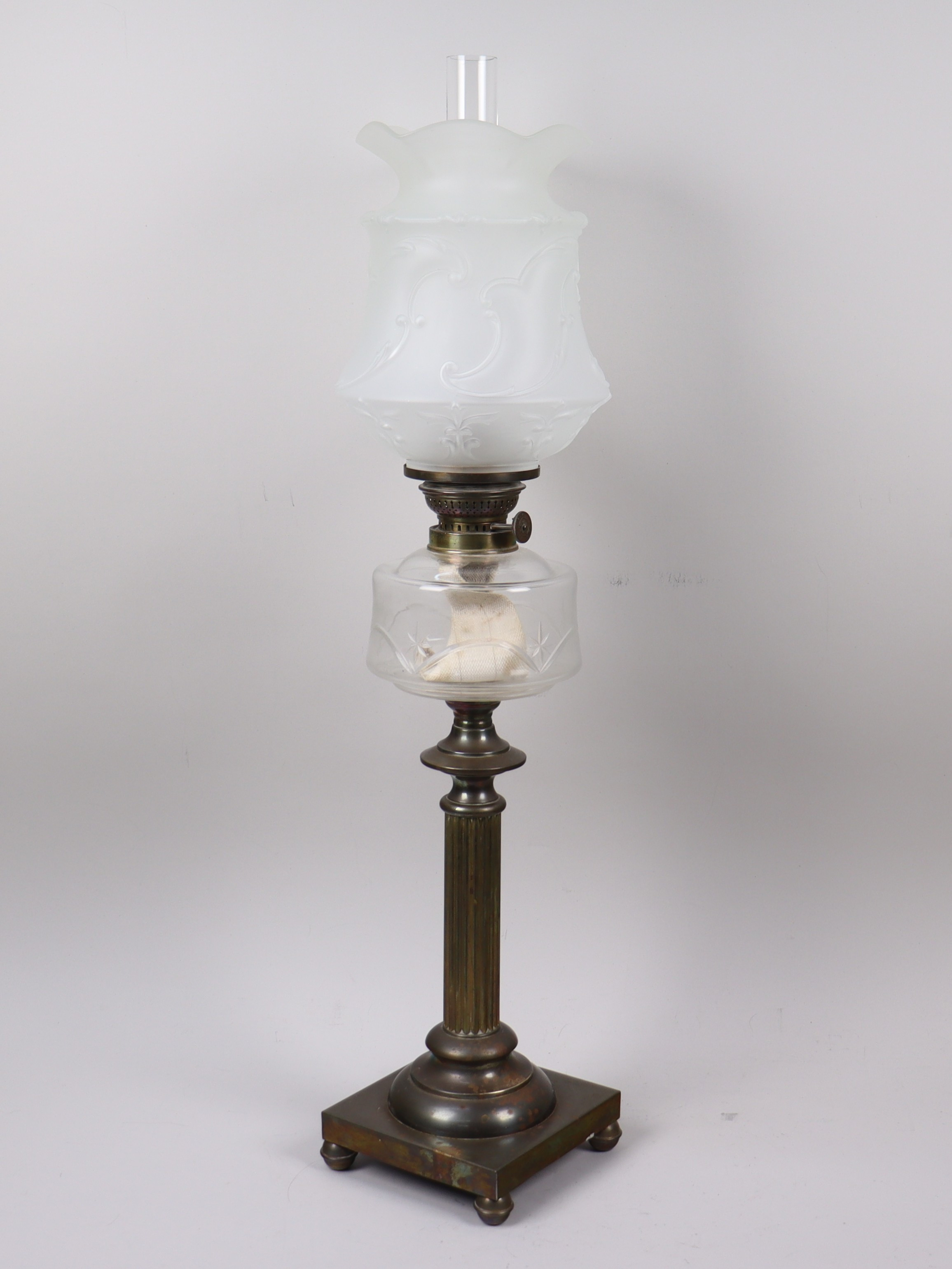 BORDSFOTOGENLAMPA, glas och mässing, tidigt 1900-tal.