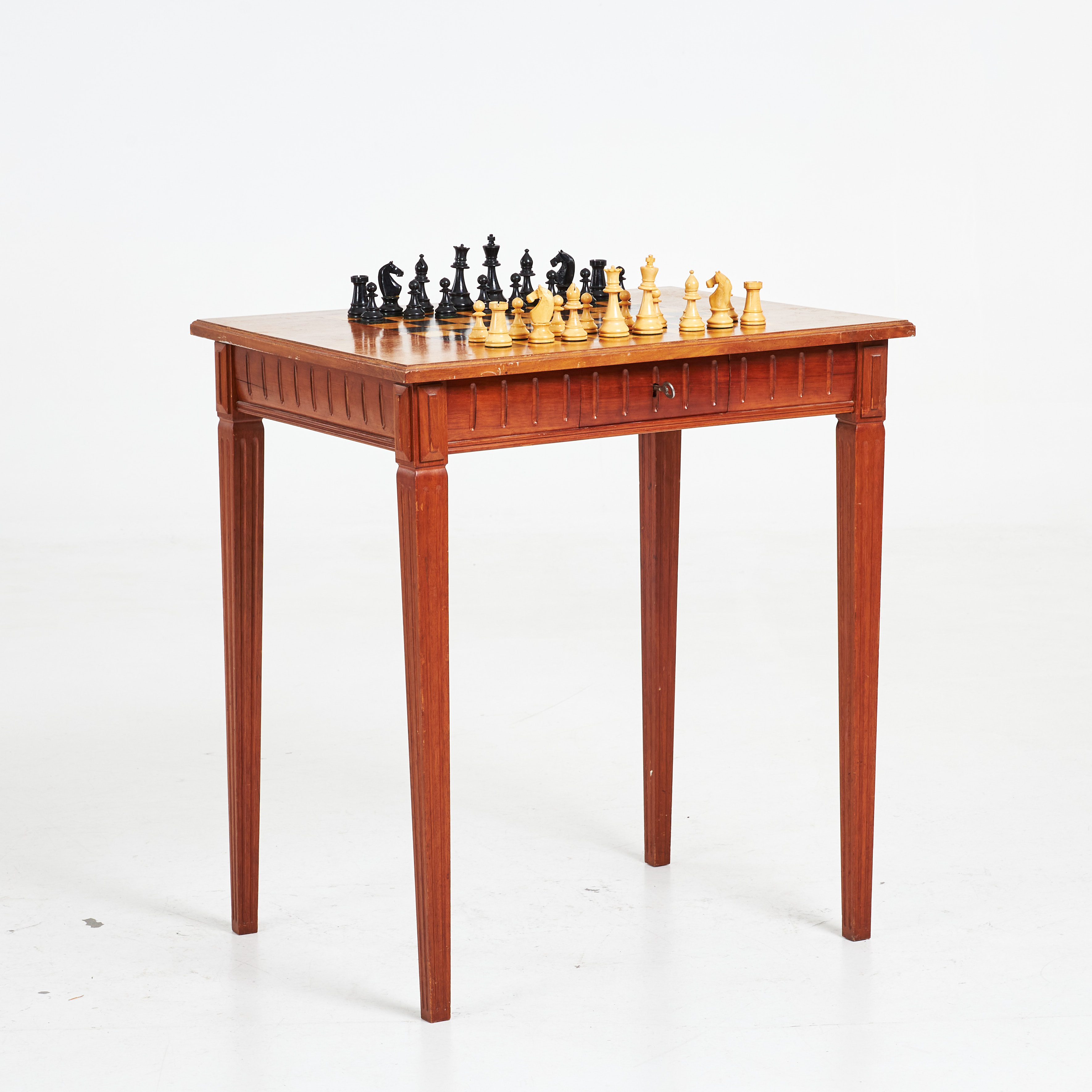 SCHACKBORD, fanérat i bl.a. ek, spelbrädet i intarsia, en utdragslåda, skuren dekor, medföljande spelpjäser, 1900-tal.