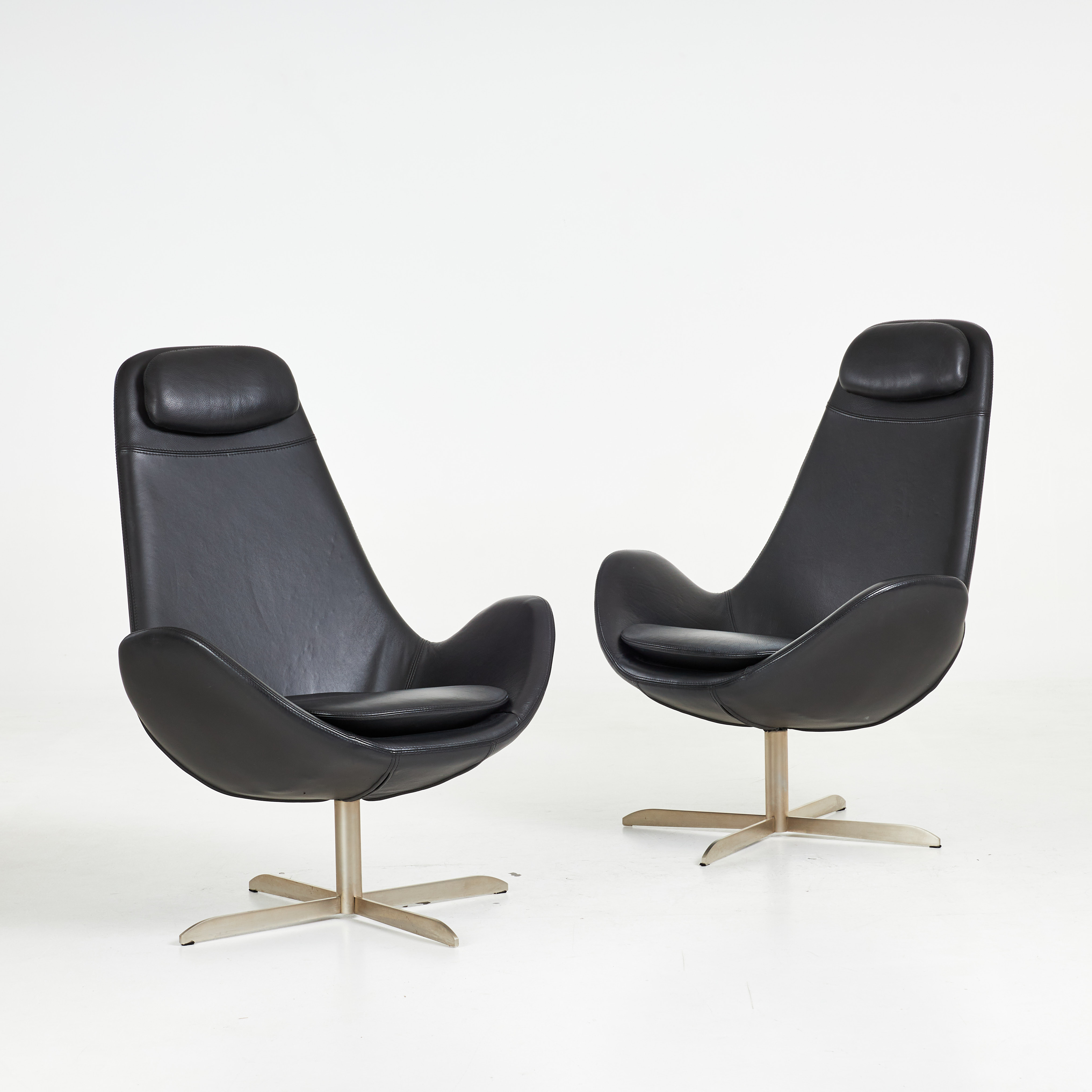 FÅTÖLJER. Ett par, svart skinn, borstad centralfot i metall, samtida.