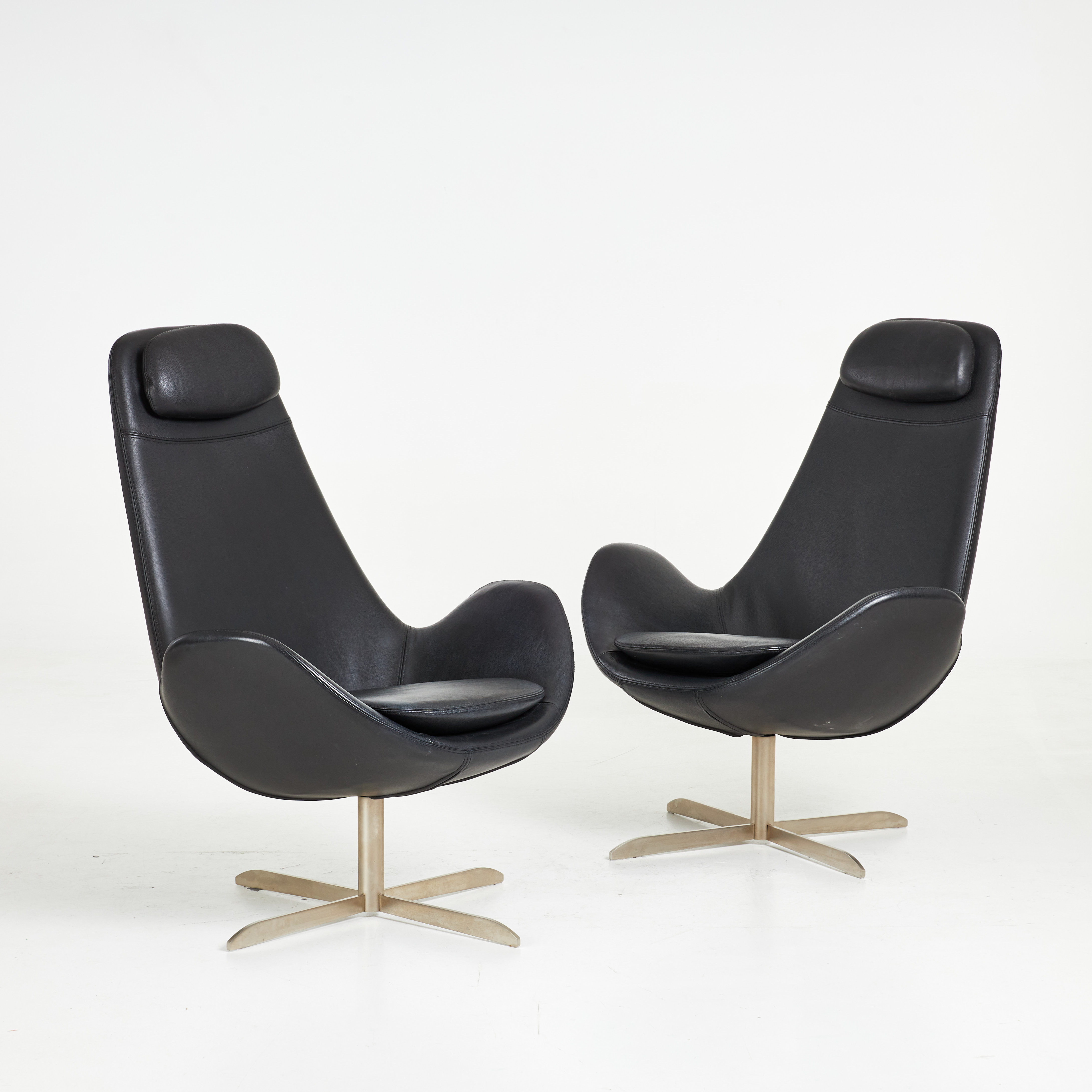 FÅTÖLJER. Ett par, svart skinn, borstad centralfot i metall, samtida.