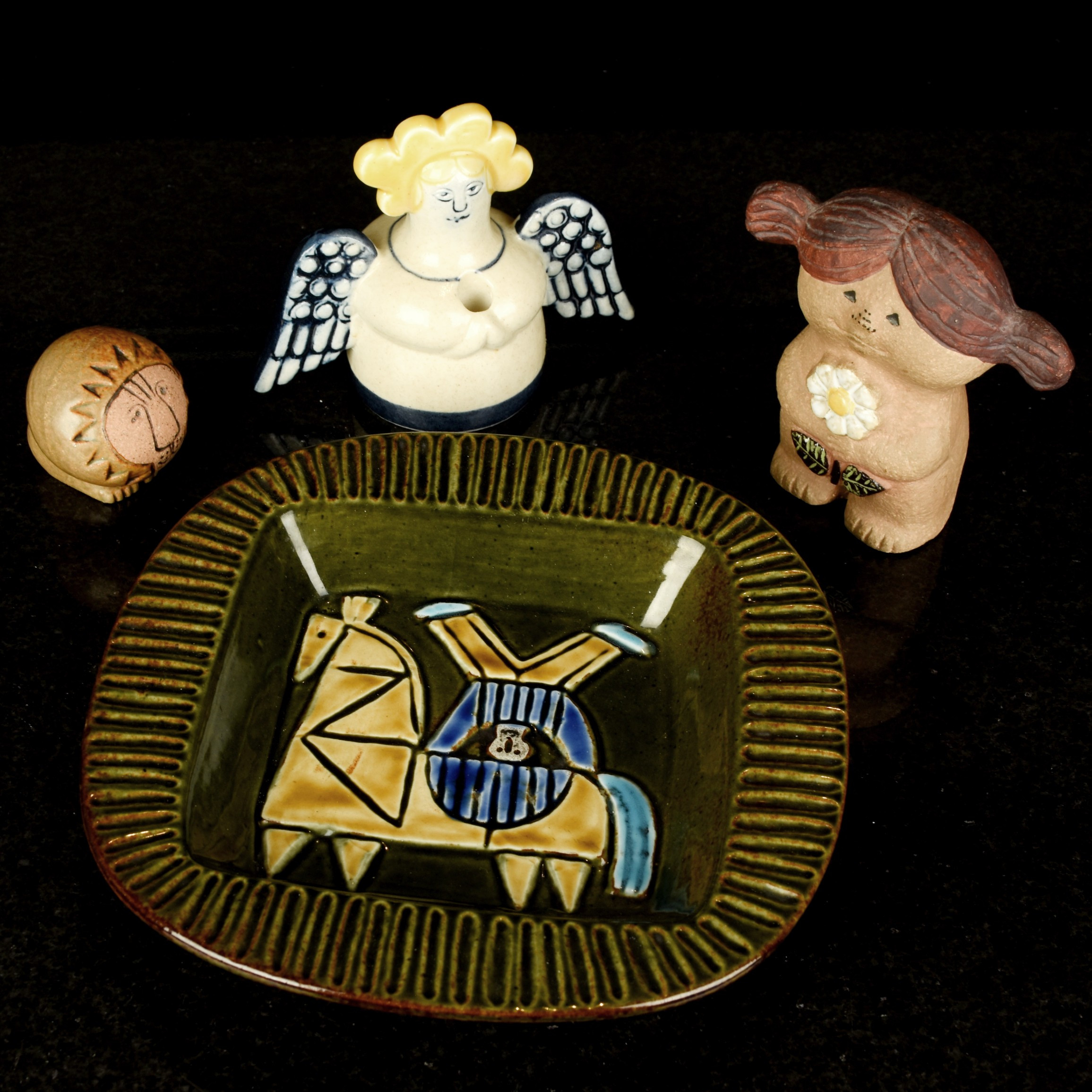LISA LARSON. Figuriner & fat, Stengods, Gustavsberg (4st).