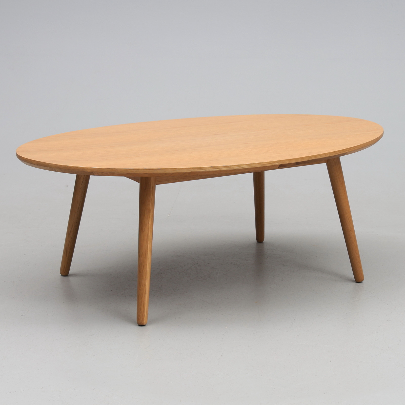 SOFFBORD. Ek, ekfanérad skiva, samtida.