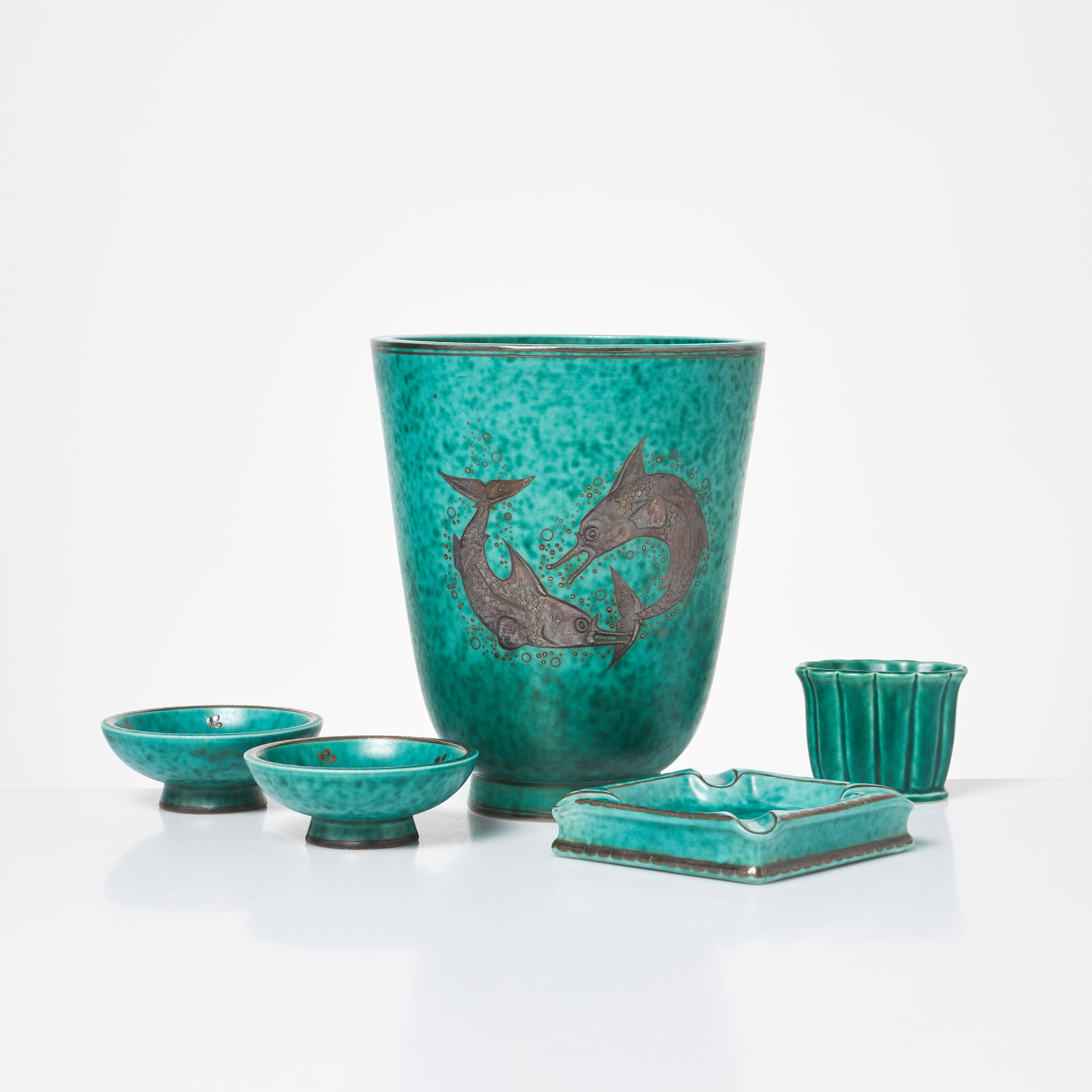 WILHELM KÅGE. "Argenta", vas samt mindre skålar, askfat m.m , 5 dlr, Gustavsberg, grönmelerad glasyr med handmålad silverdekor.