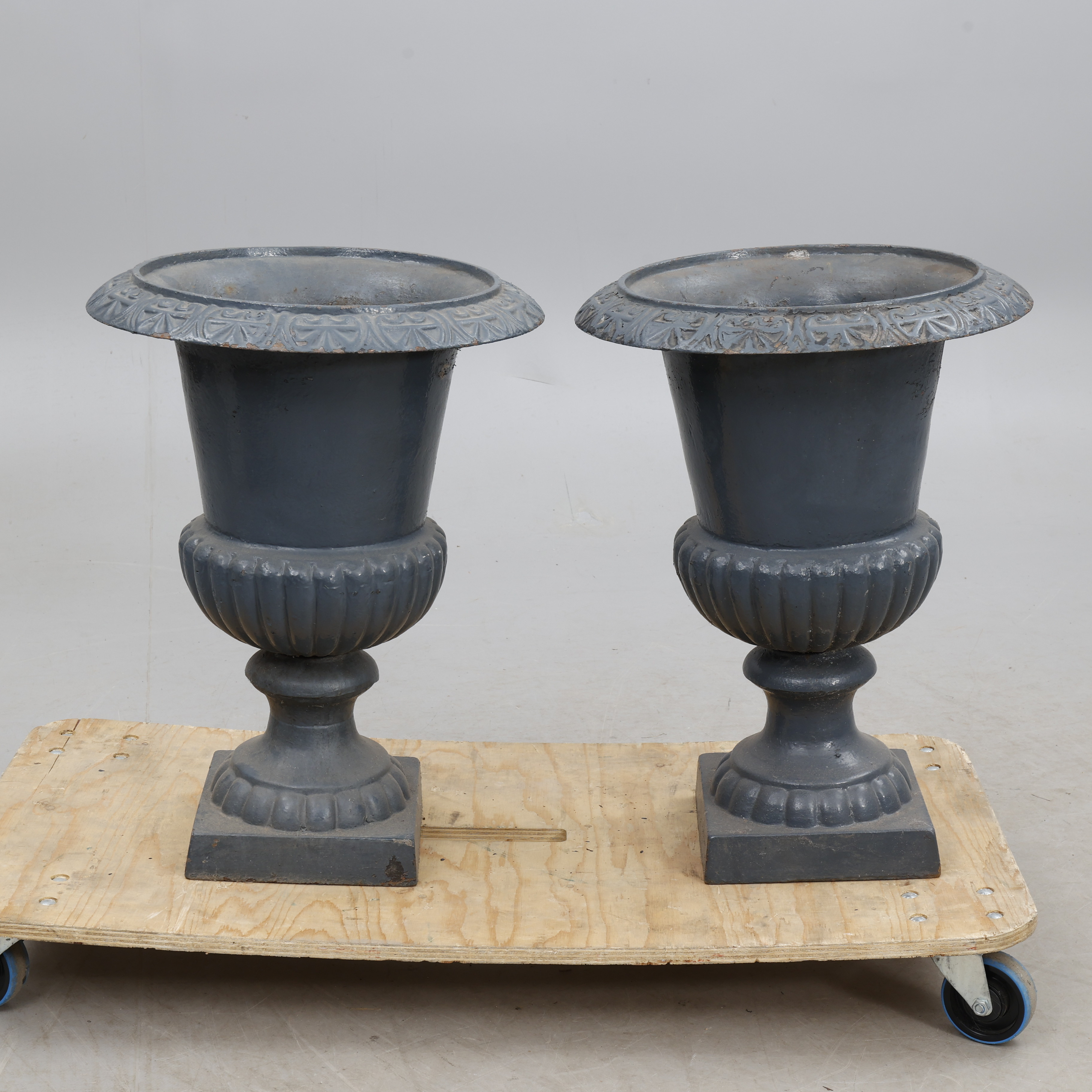 TRÄDGÅRDSURNOR, ett par, gjutjärn.