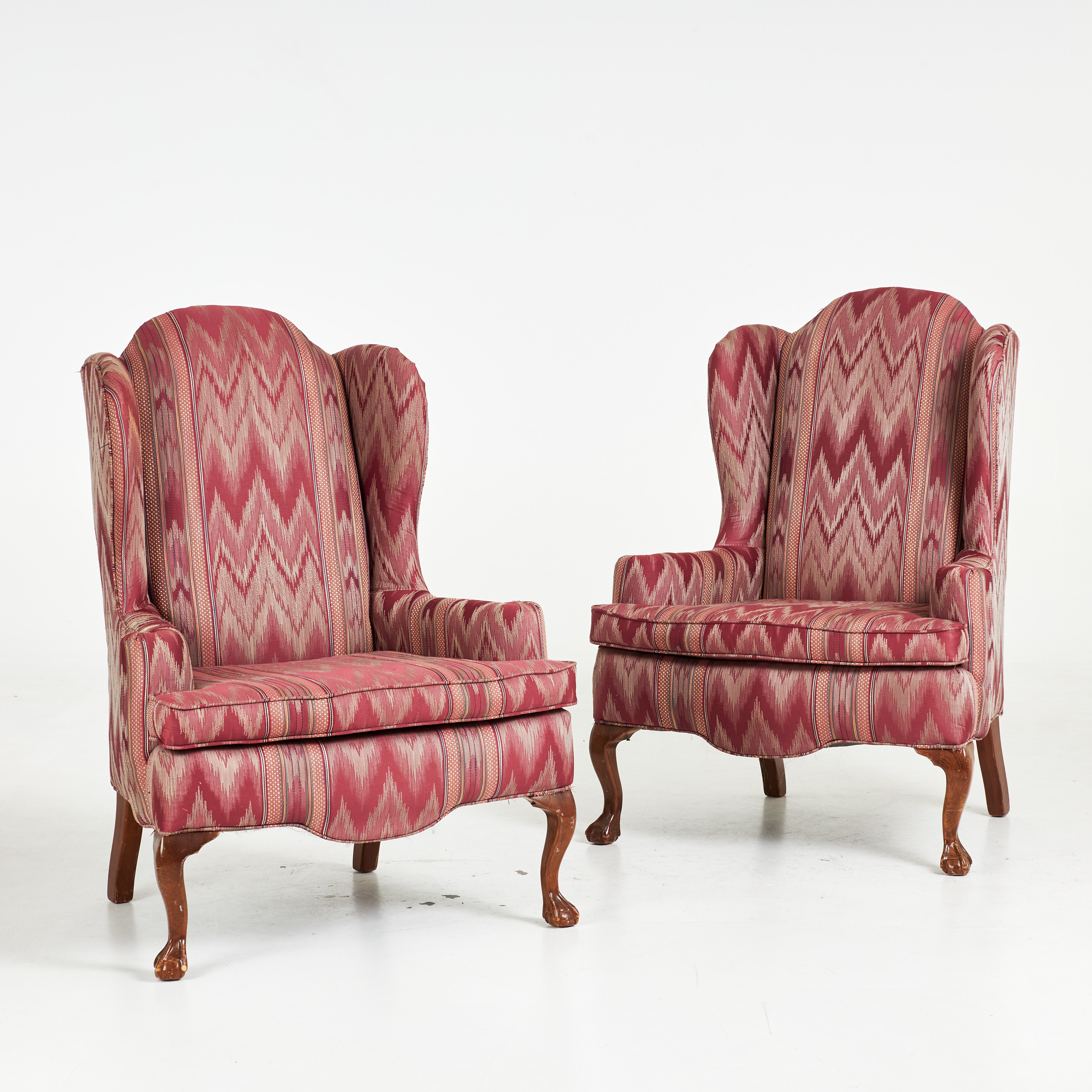 ÖRONLAPPSFÅTÖLJER, 1 par, engelsk stil, benen med claw on ball-fot, textilklädsel, lös sittplymå, 1900-tal.