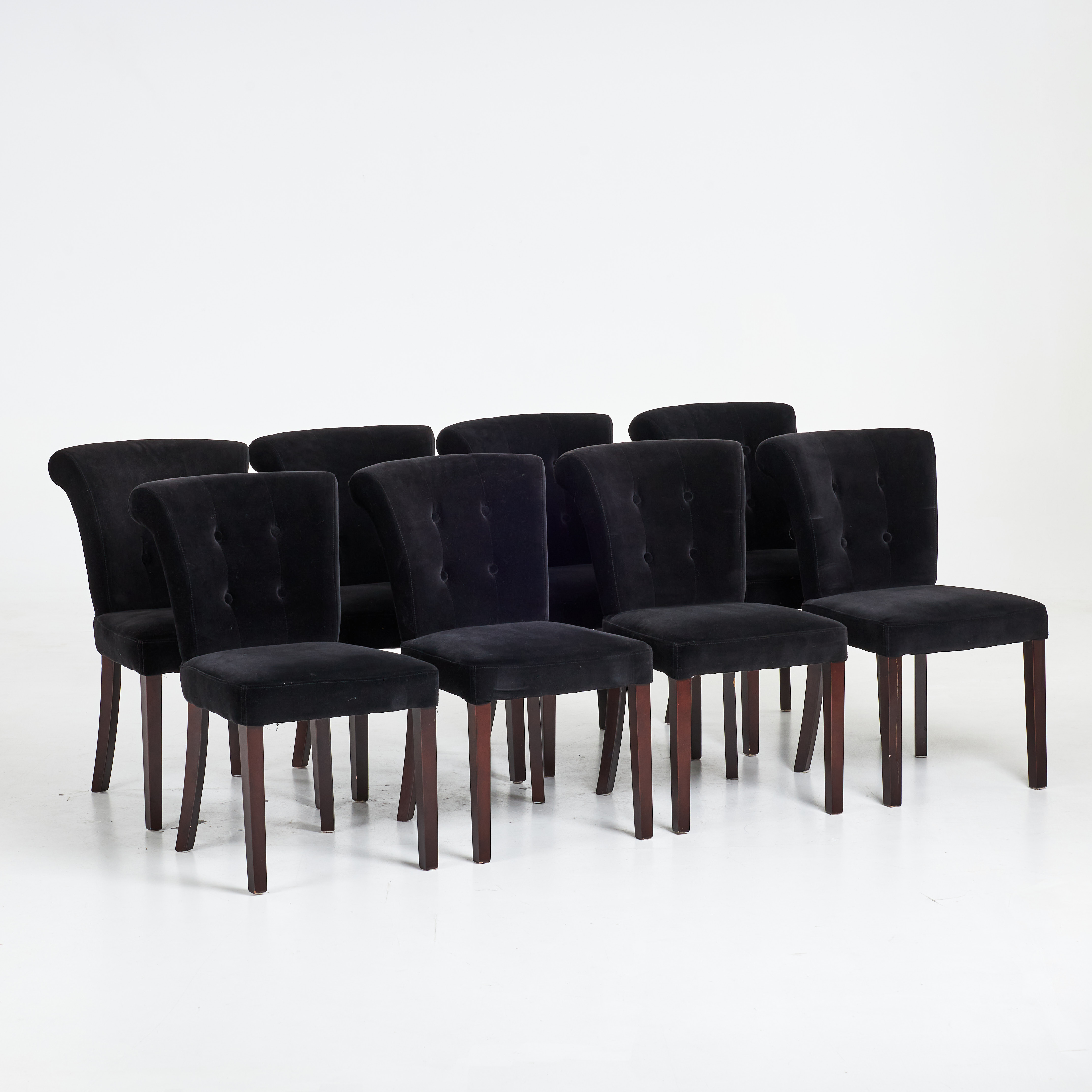 STOLAR, 8 st, stoppade sitsar, klädsel i djuphäftad svart sammet, baktill med nithäftning, ben i betsat trä, samtida tillverkning.