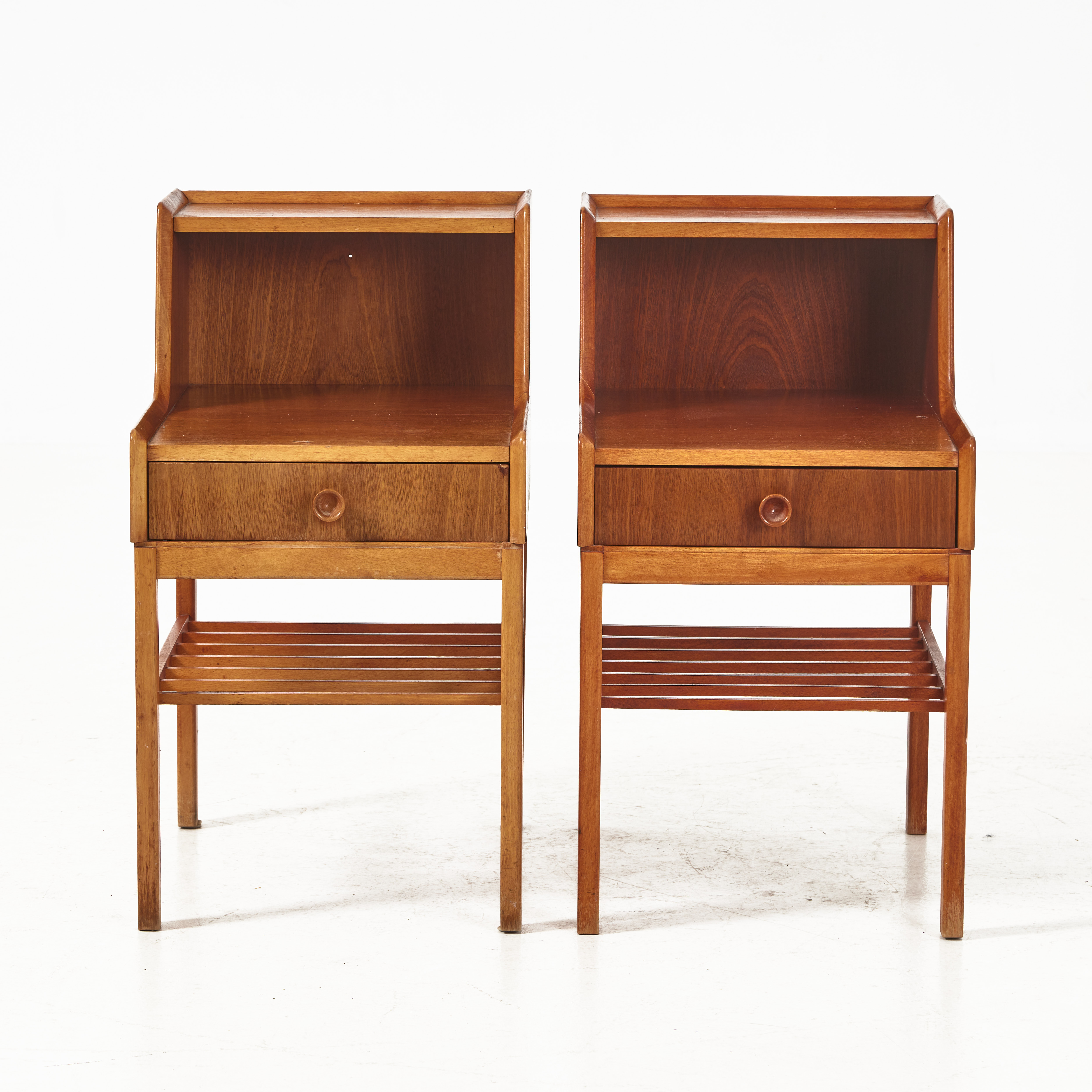 SÄNGBORD, ett par, en låda i sarg, tidningshylla, 1900-talets mitt.