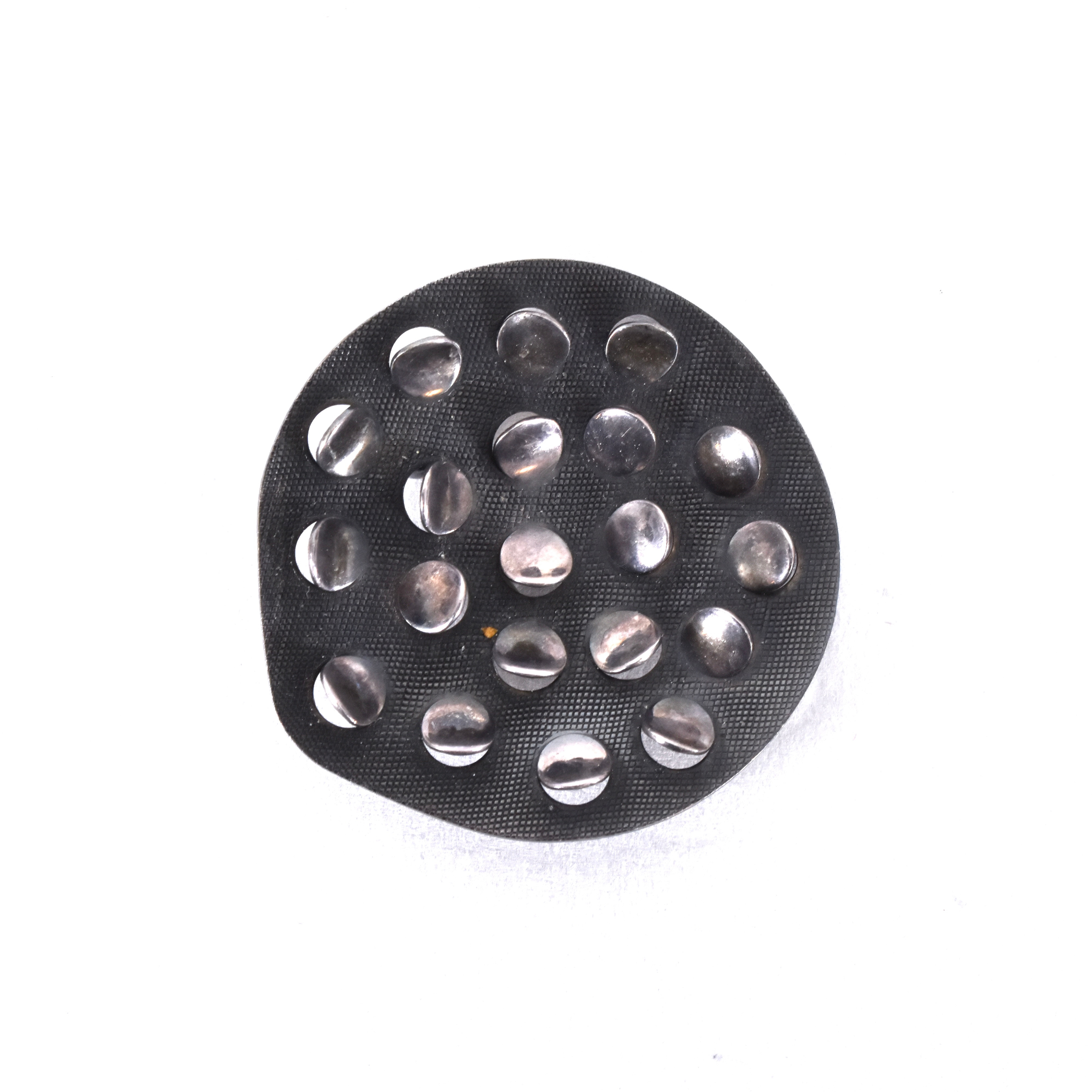 GRETE PRYTZ KITTELSEN. brosch, eloxerat sterlingsilver, ur serien "Med Punkter" för Johan Tostrup, Norge 1950/60-tal.