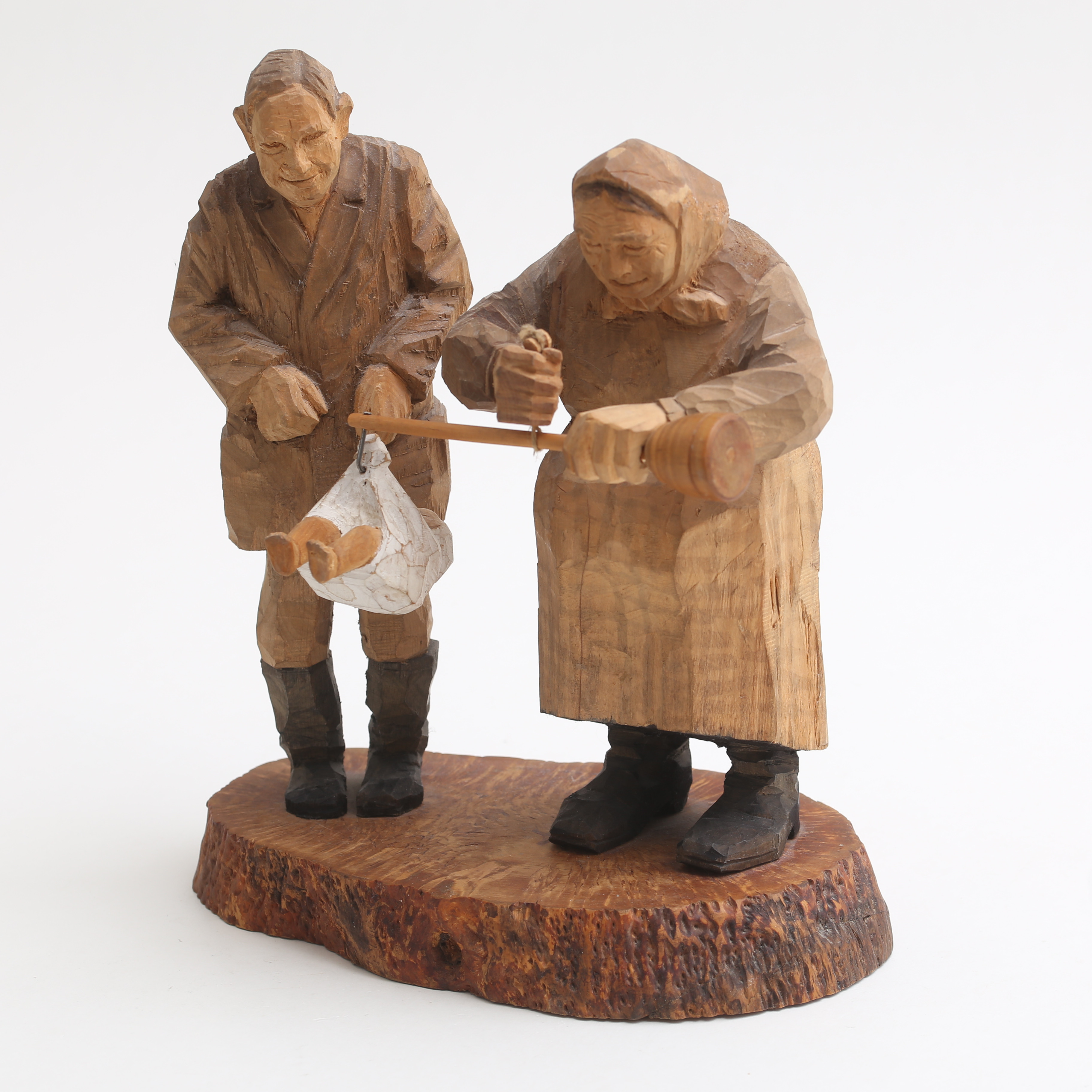 HELGE RUGLAND "RUGSTORPARN". Skulptur, "Hos barnmorskan", snidat och bemålat trä, monogramsignerad.