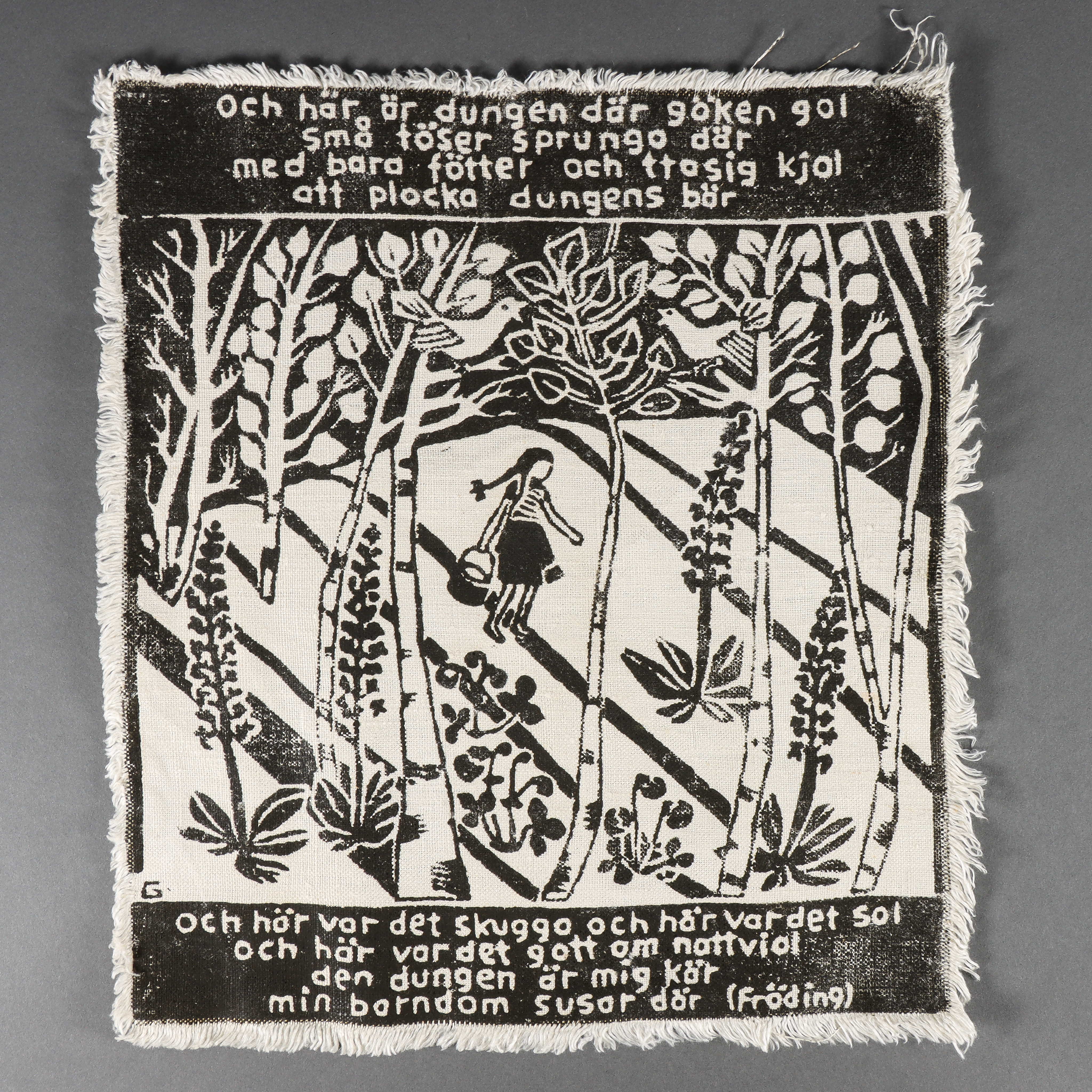 GERDA NILEAUS STAKE. Textiltryck, "Strövtåg i hembygden" Gustaf Fröding.