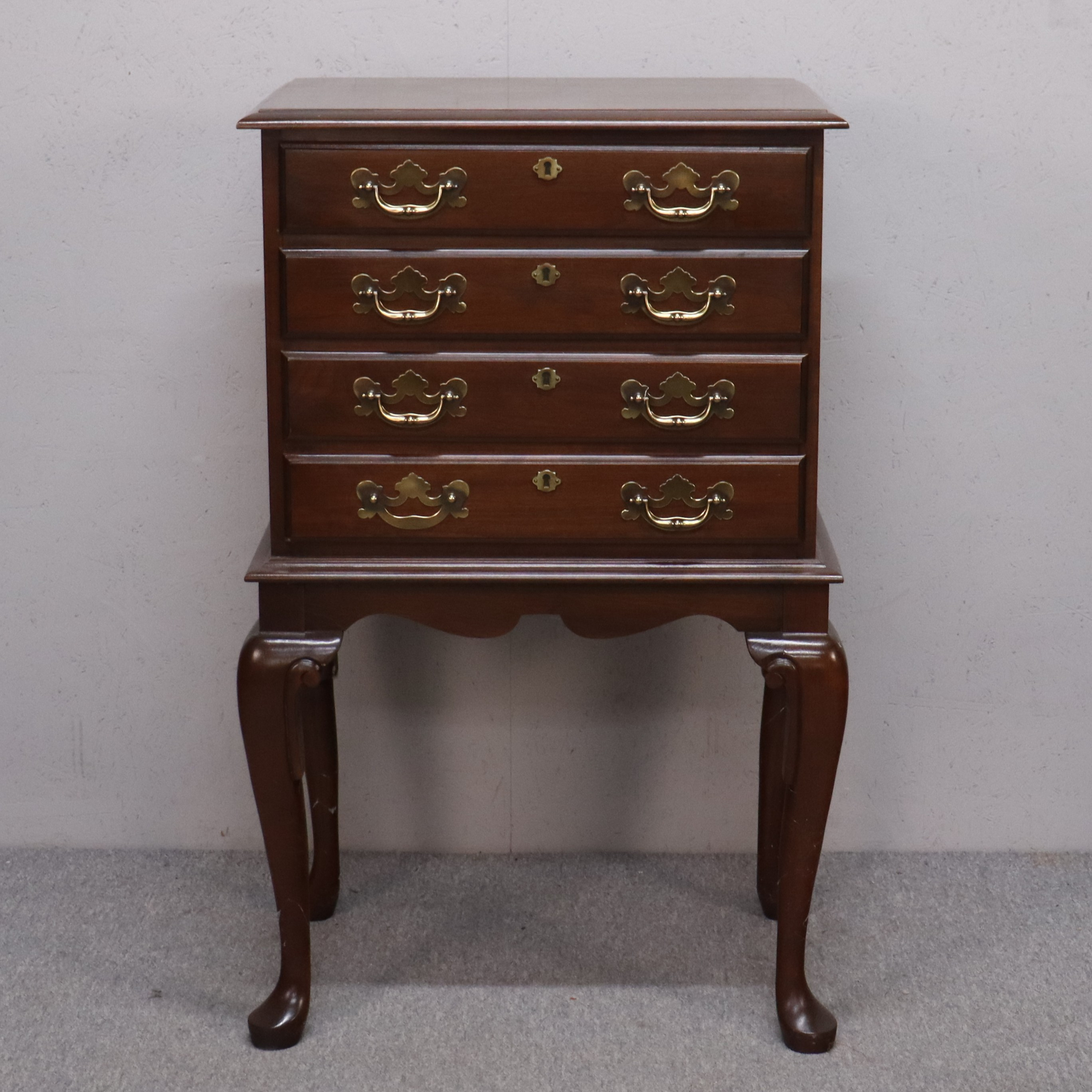 BESTICKSSCHATULL, på bensställning, engelsk stil, 1900-tal.