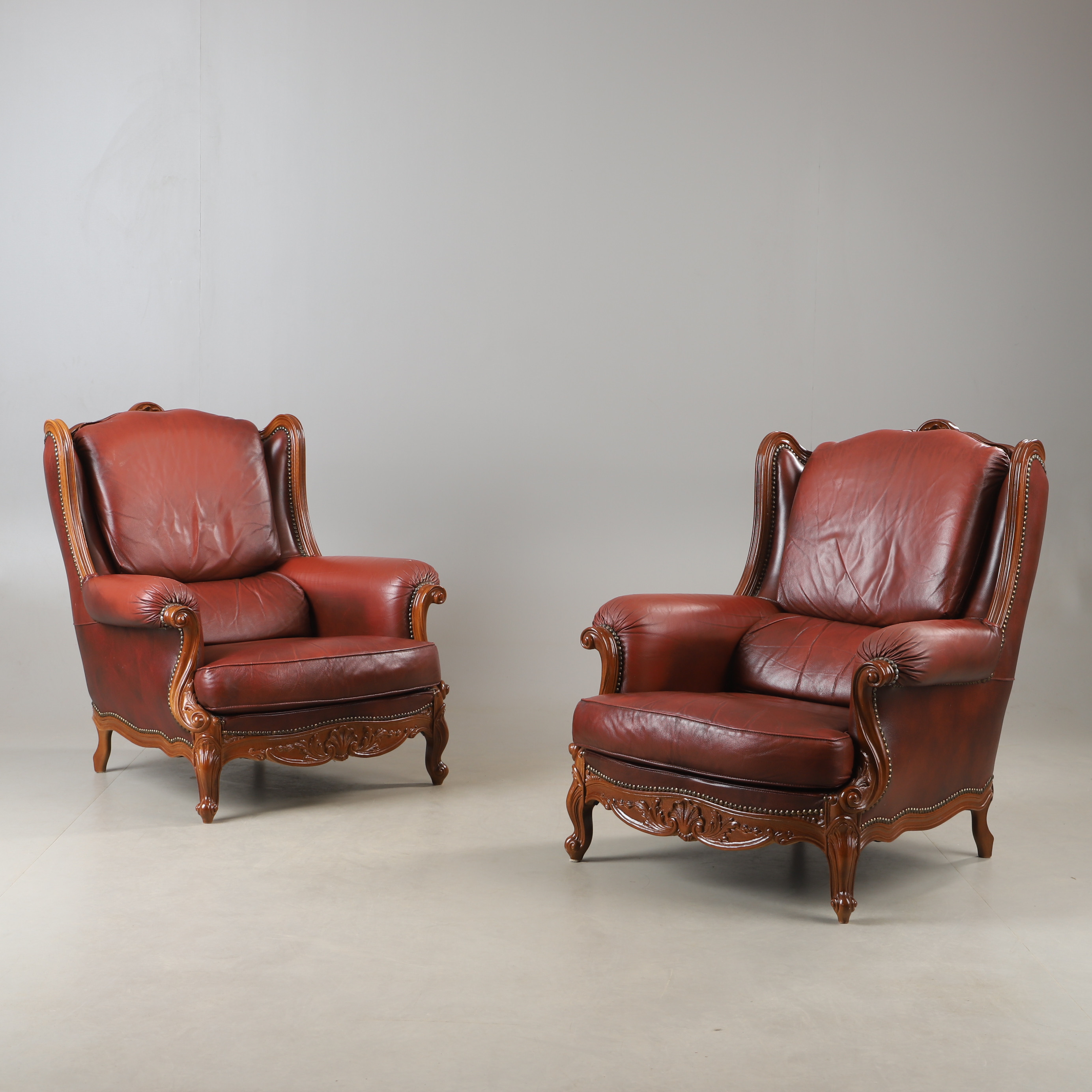 FÅTÖLJER, 1 par, skinn och bok, rokokostil.