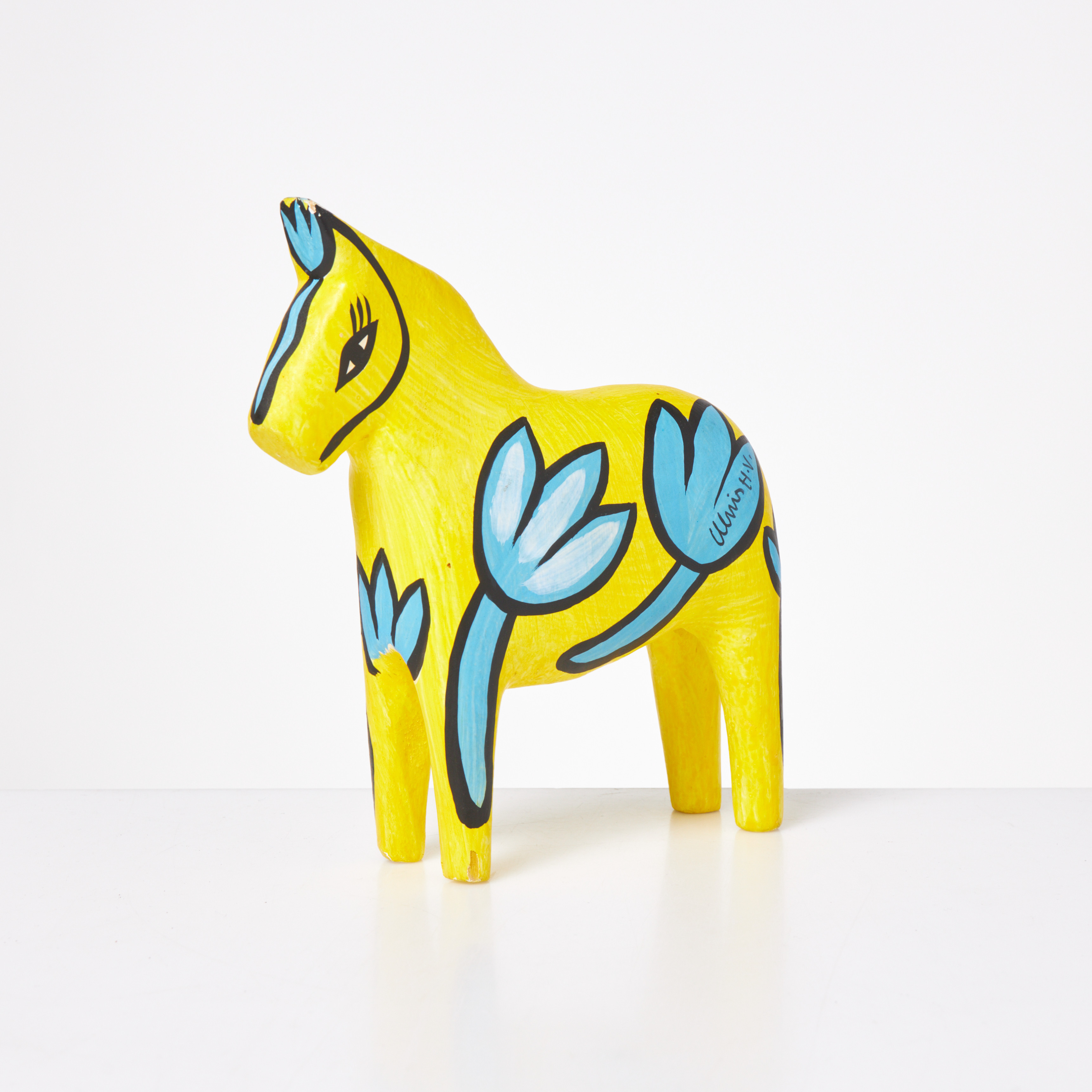 ULRICA HYDMAN-VALLIEN. Dalahäst, bemålad med tulpaner, signerad Ulrika H V.