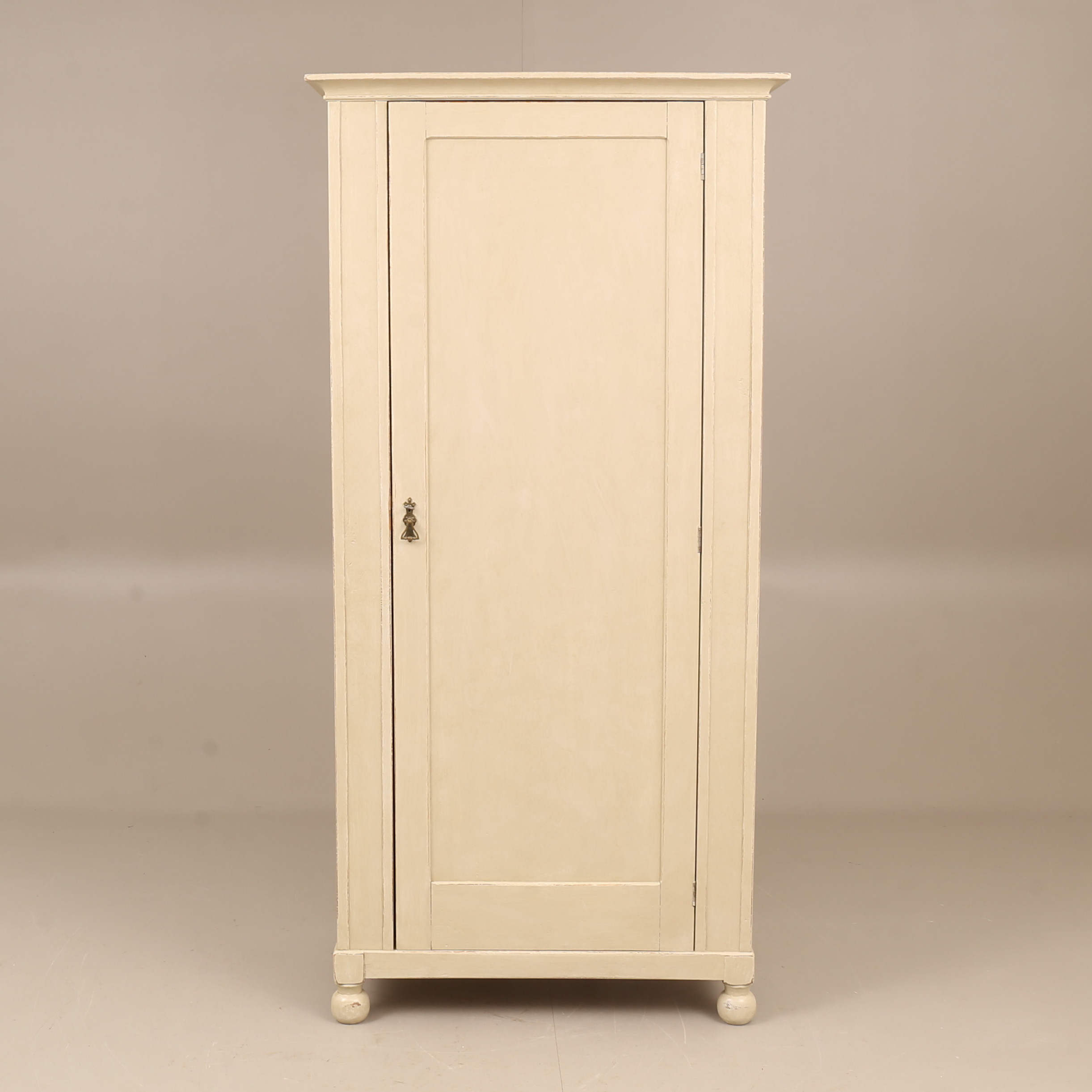 KLÄDSKÅP, trä, gråmålat, 1900-talets första hälft.