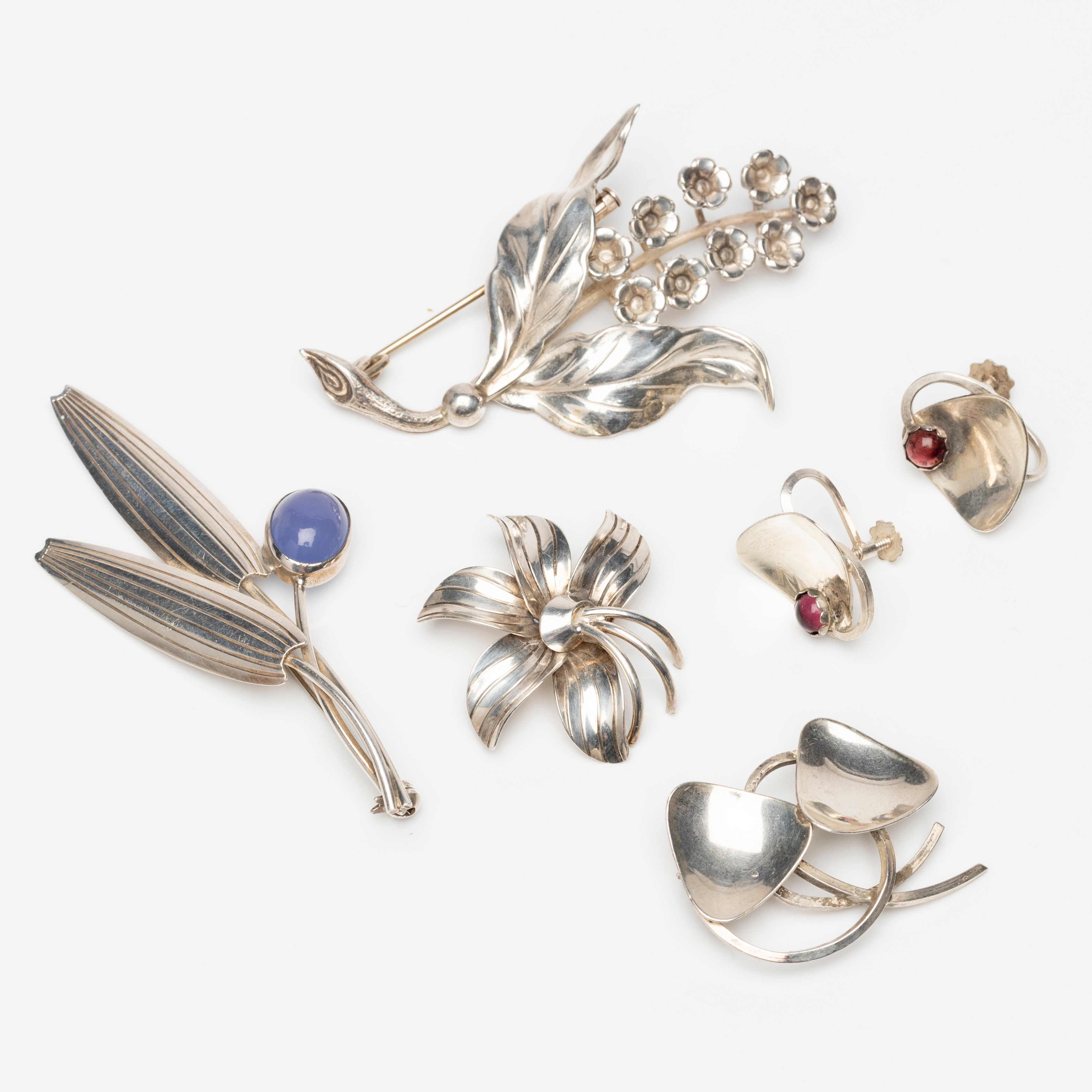 BROSCHER 4 st samt ÖRHÄNGEN 1 par med skruv, silver, 1900-tal.