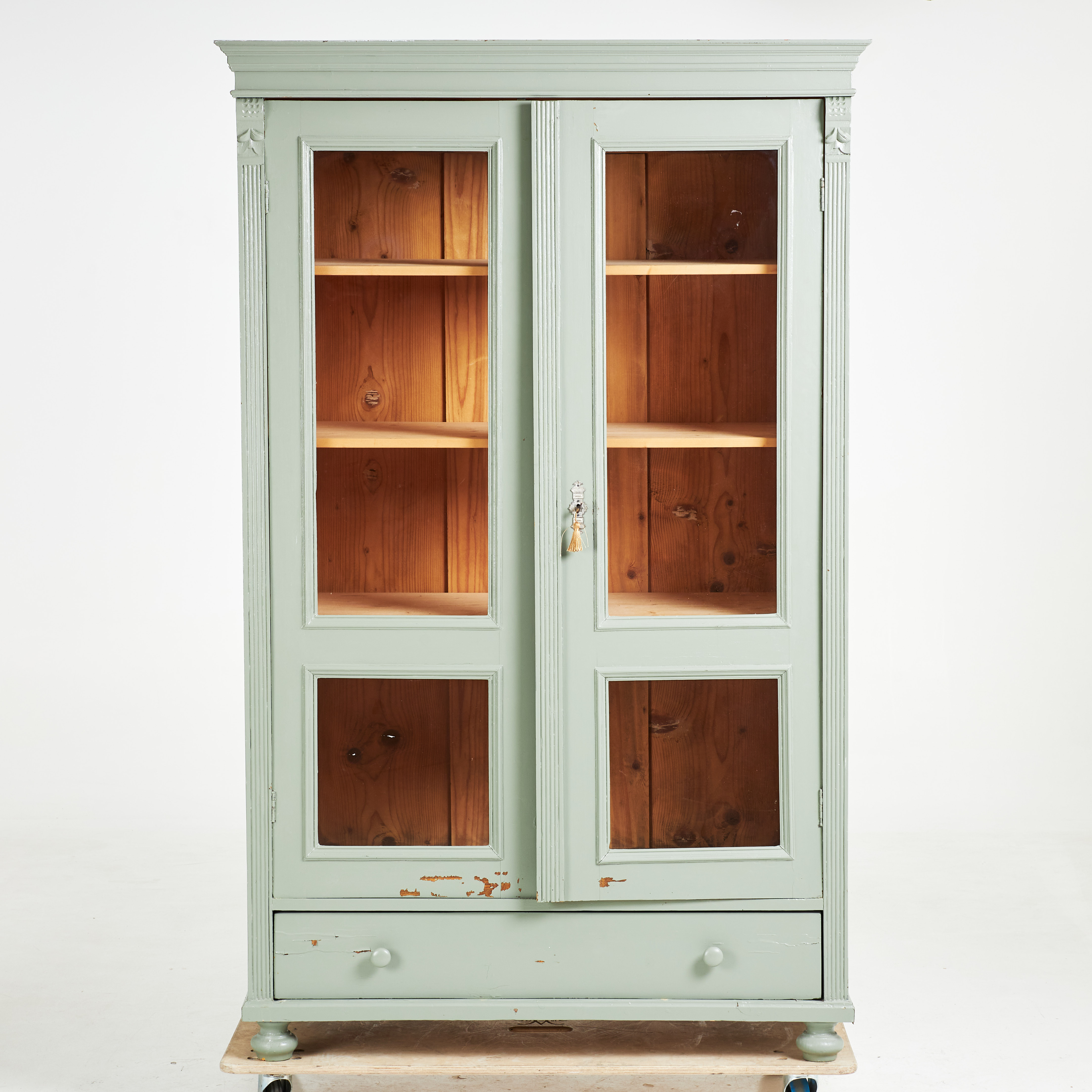 SKÅP, 1800-talets senare del, furu, glasade pardörrar, invändigt med hyllplan, undertill med utdragslåda, nyckelplåt i vitmetall.